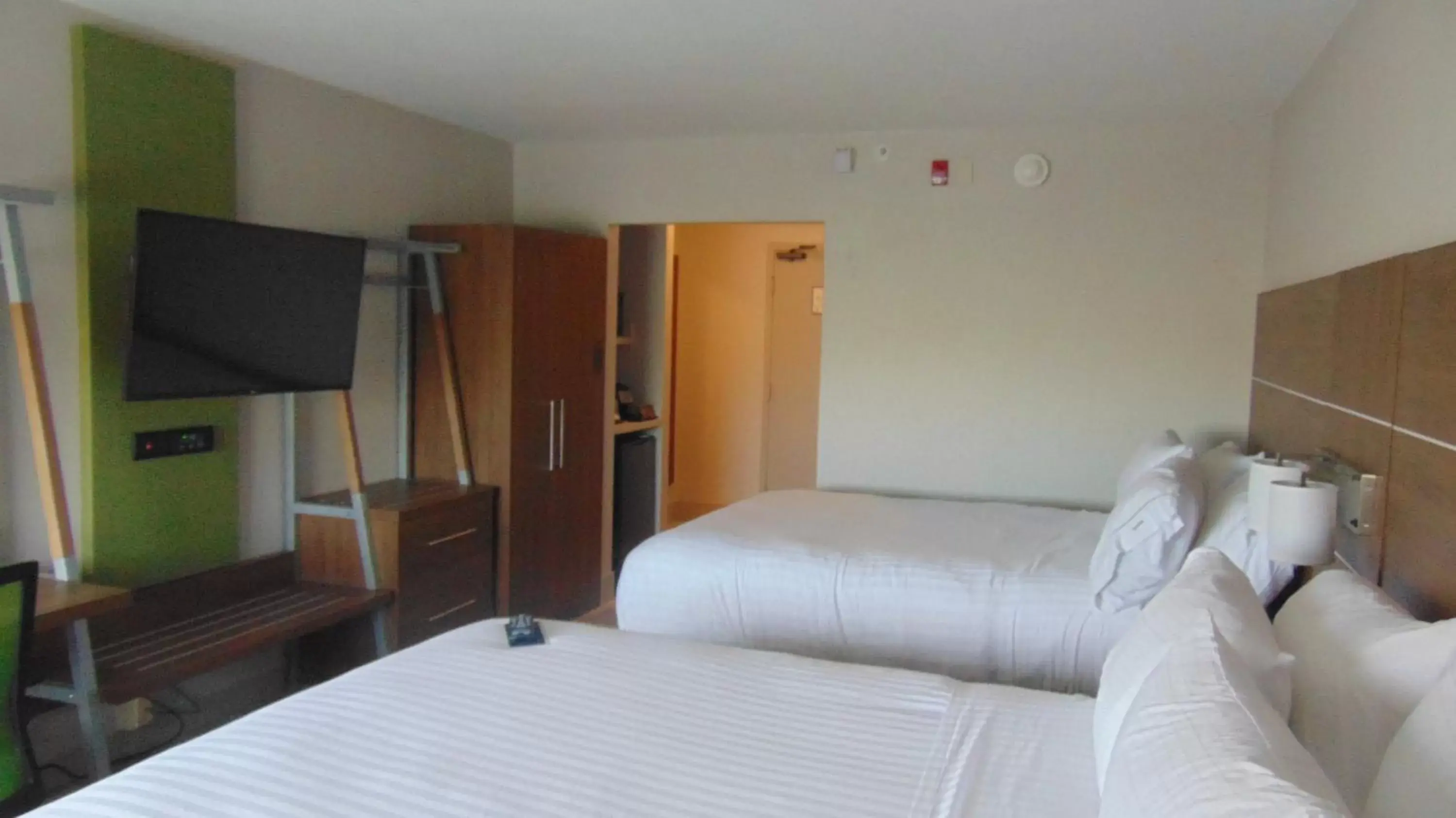 Photo of the whole room, Bed in Holiday Inn Express & Suites Wapakoneta, an IHG Hotel