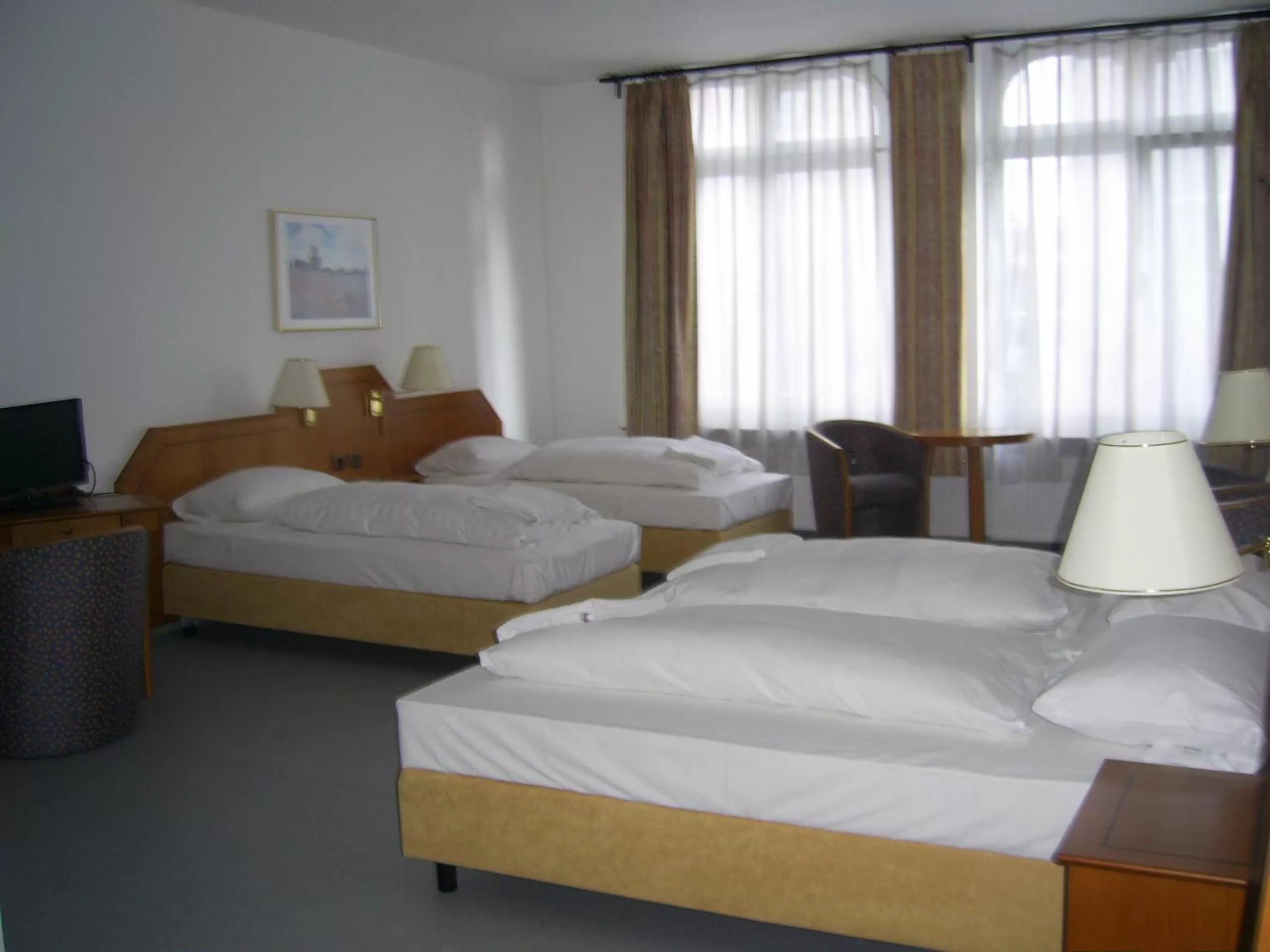 Photo of the whole room, Bed in Willy Hotel Frankfurt