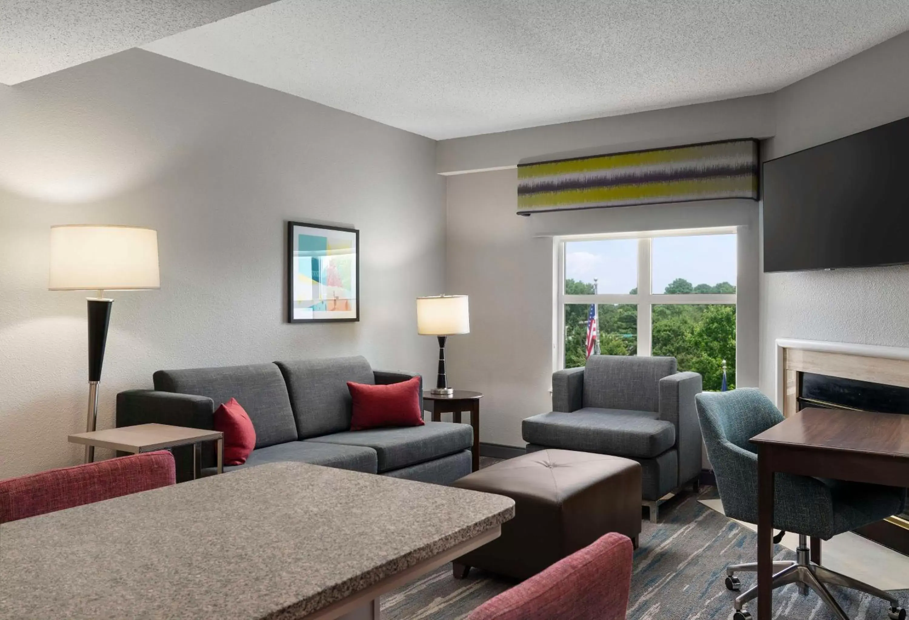 Living room, Seating Area in Hampton Inn & Suites Newport News-Airport - Oyster Point Area