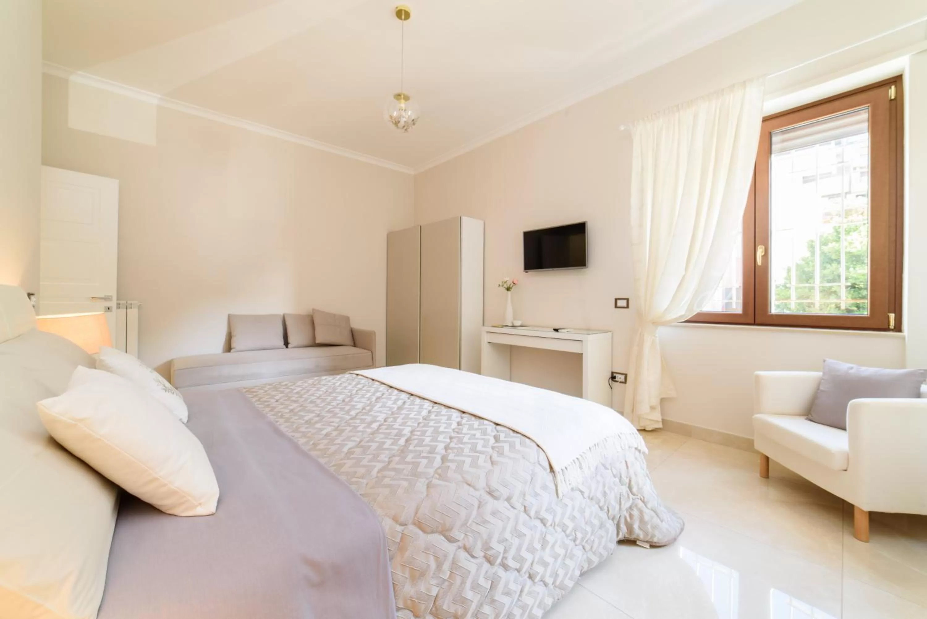 Bedroom, Bed in HomeAway Salerno