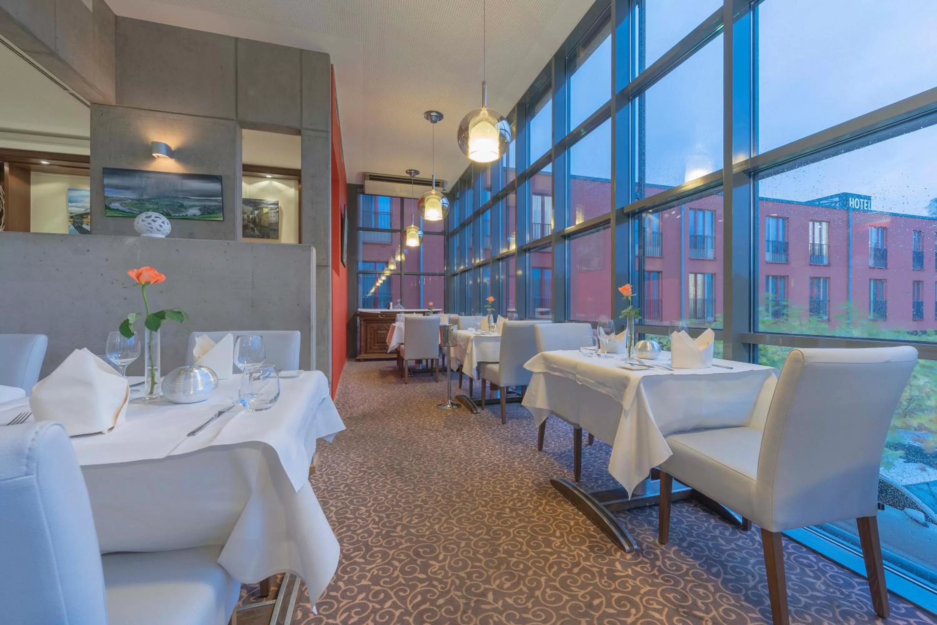 Restaurant/places to eat in Hotel Simon's Plaza