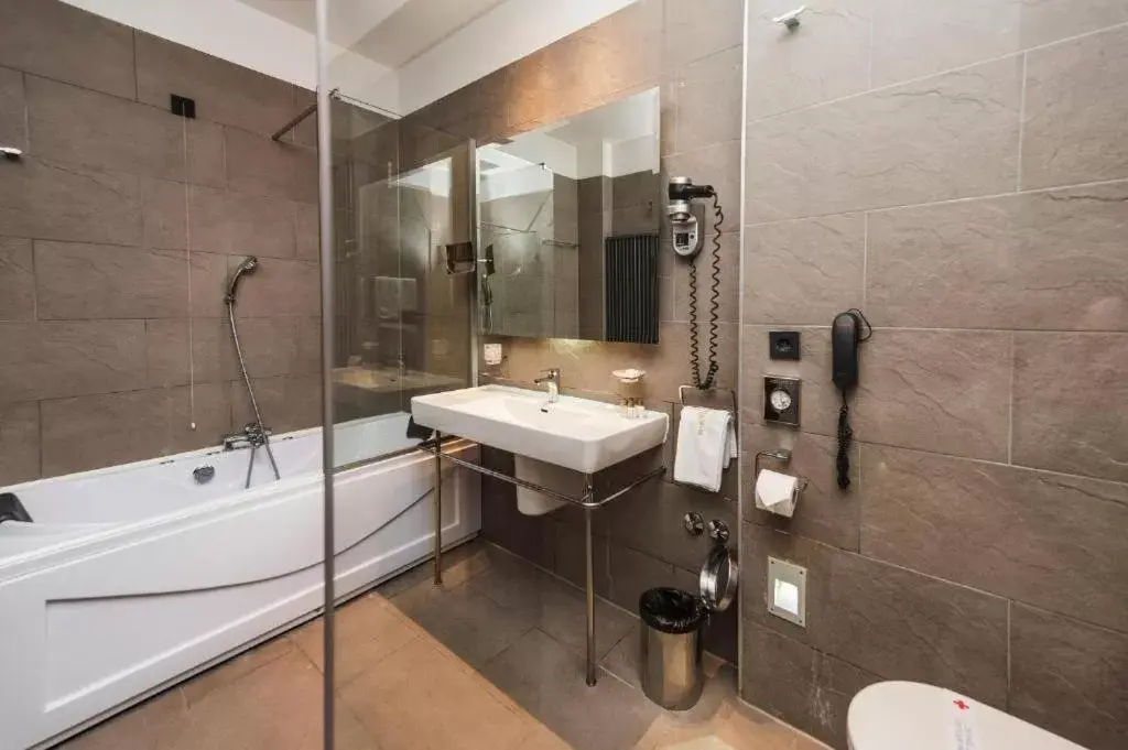 Bathroom in Hotel Europe