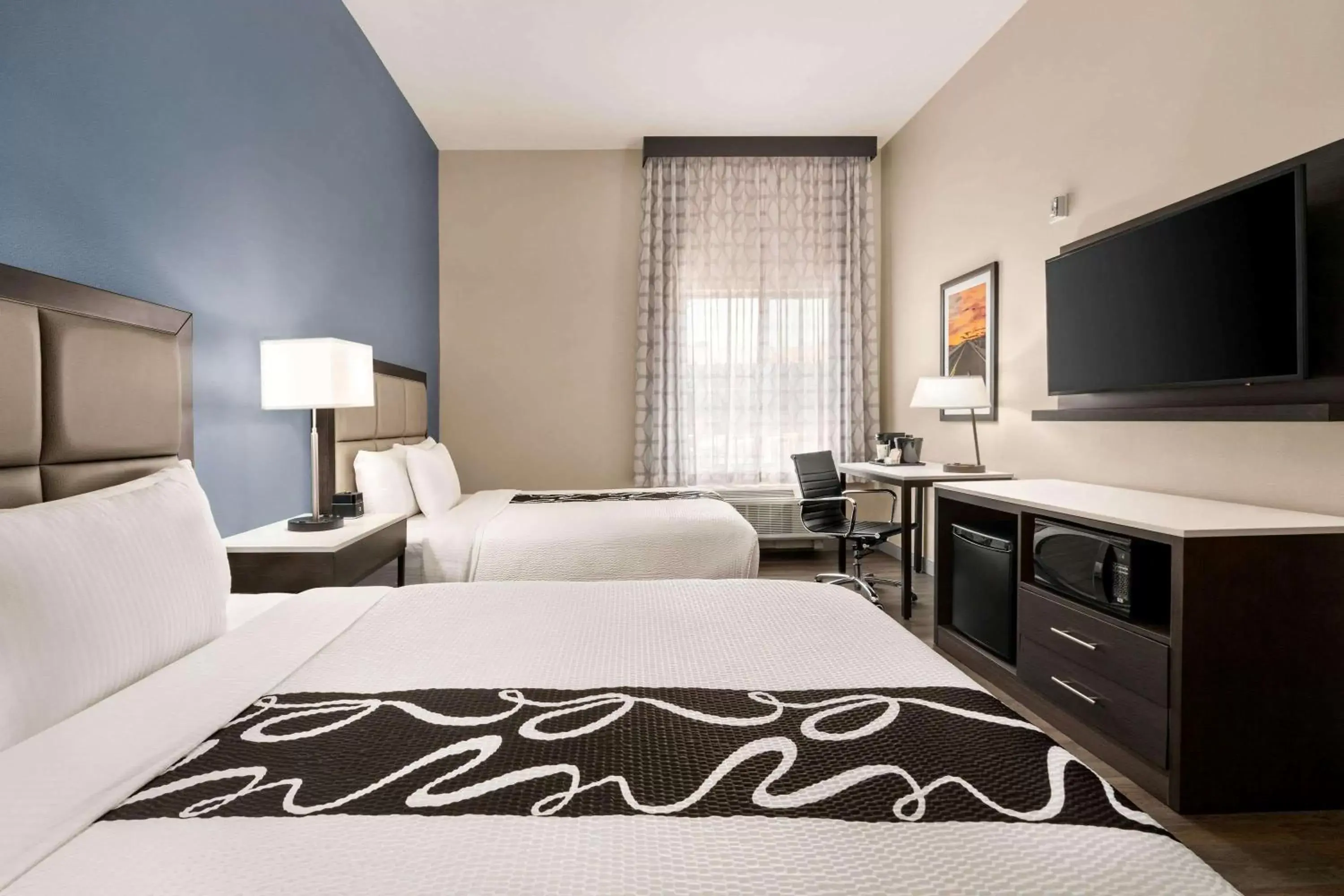 Photo of the whole room, Bed in La Quinta Inn & Suites by Wyndham San Bernardino