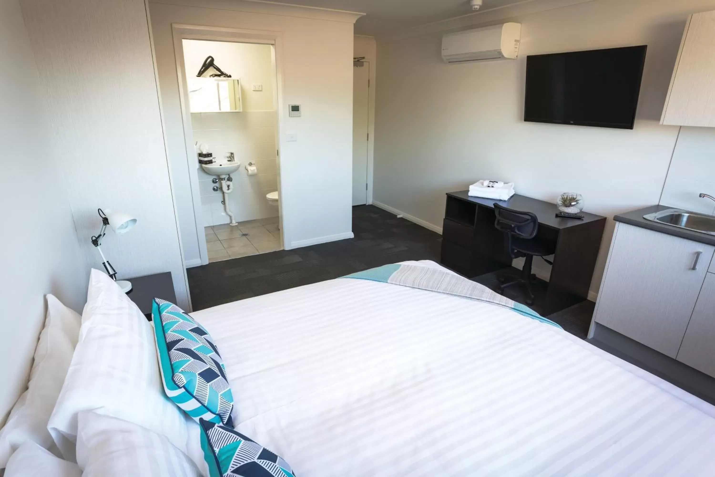 Photo of the whole room, Bed in Aspire Newcastle