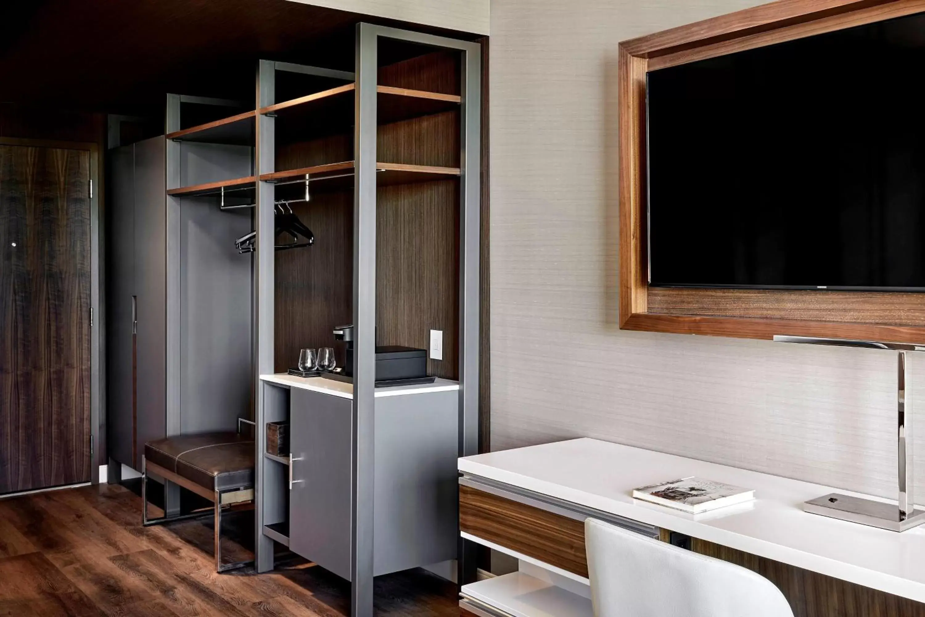 Guest Room with Queen Bed in Marriott Irvine Spectrum Guest Room with Queen Bed in Marriott Irvine Spectrum