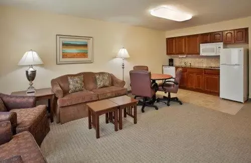 Kitchen or kitchenette, Seating Area in Staybridge Suites - Kansas City-Independence, an IHG Hotel