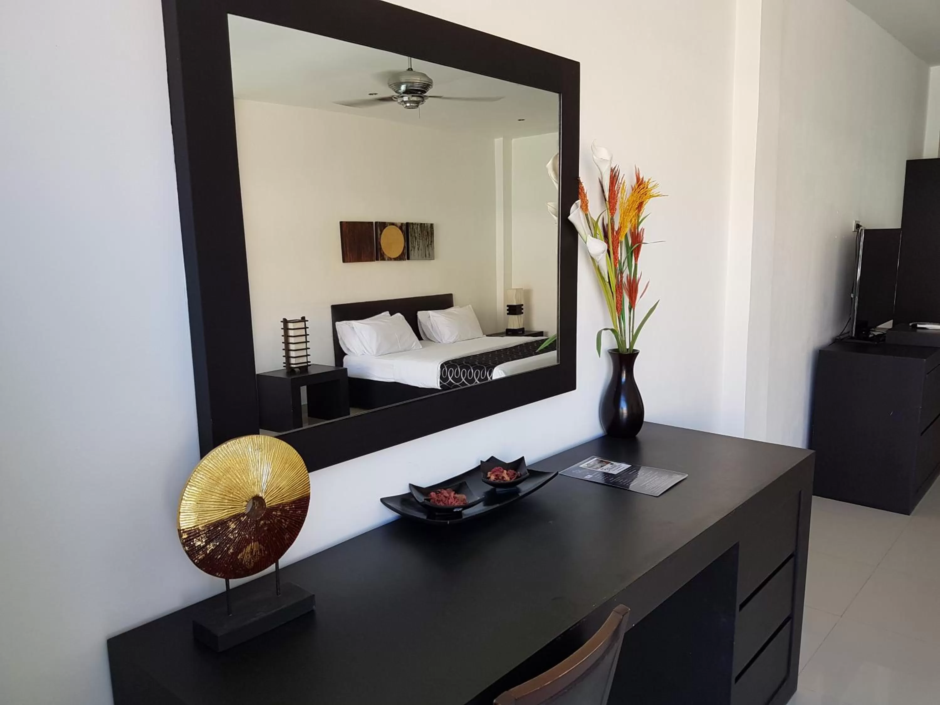 Facade/entrance in East Suites