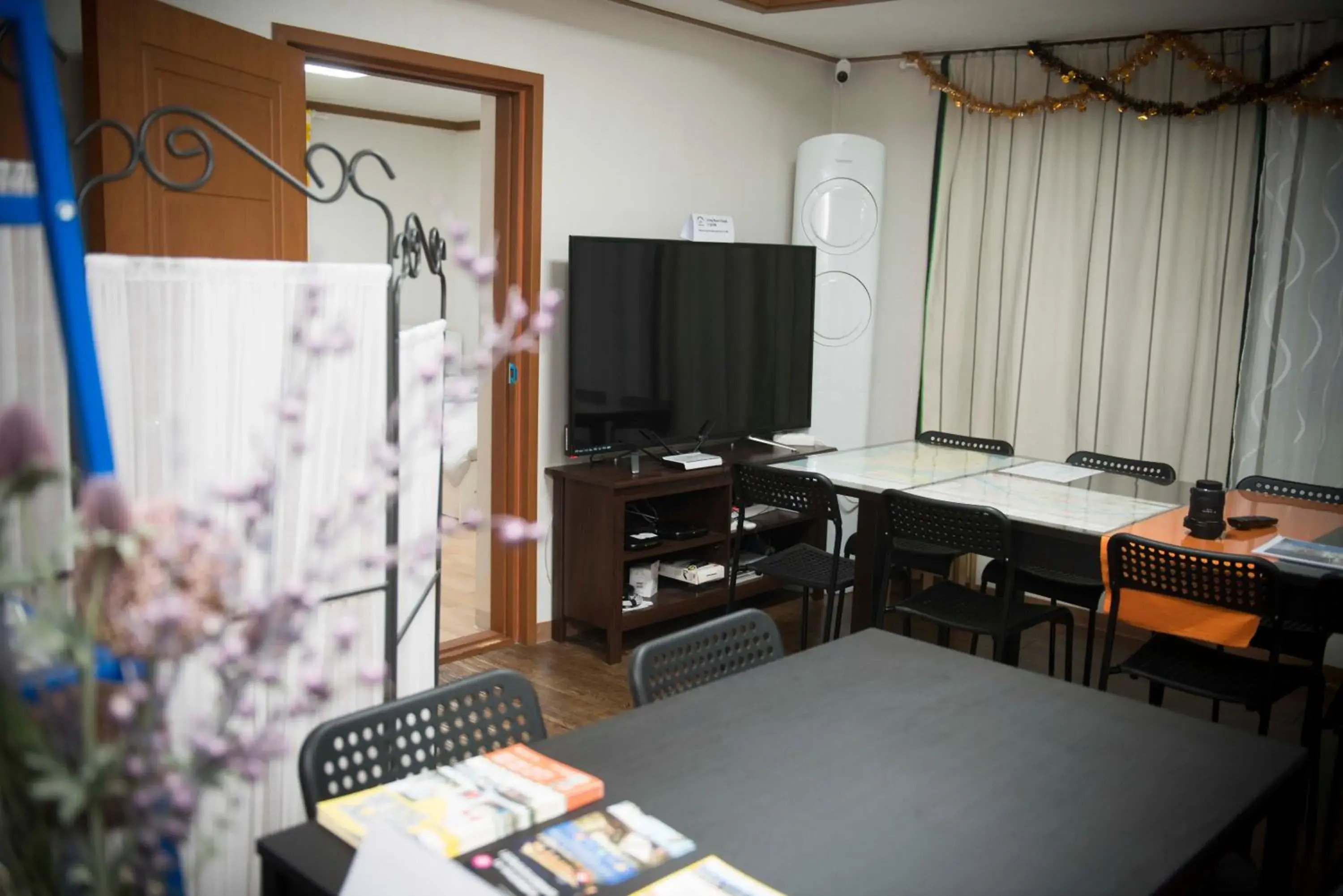 Communal lounge/ TV room, TV/Entertainment Center in Jeong House Hongdae