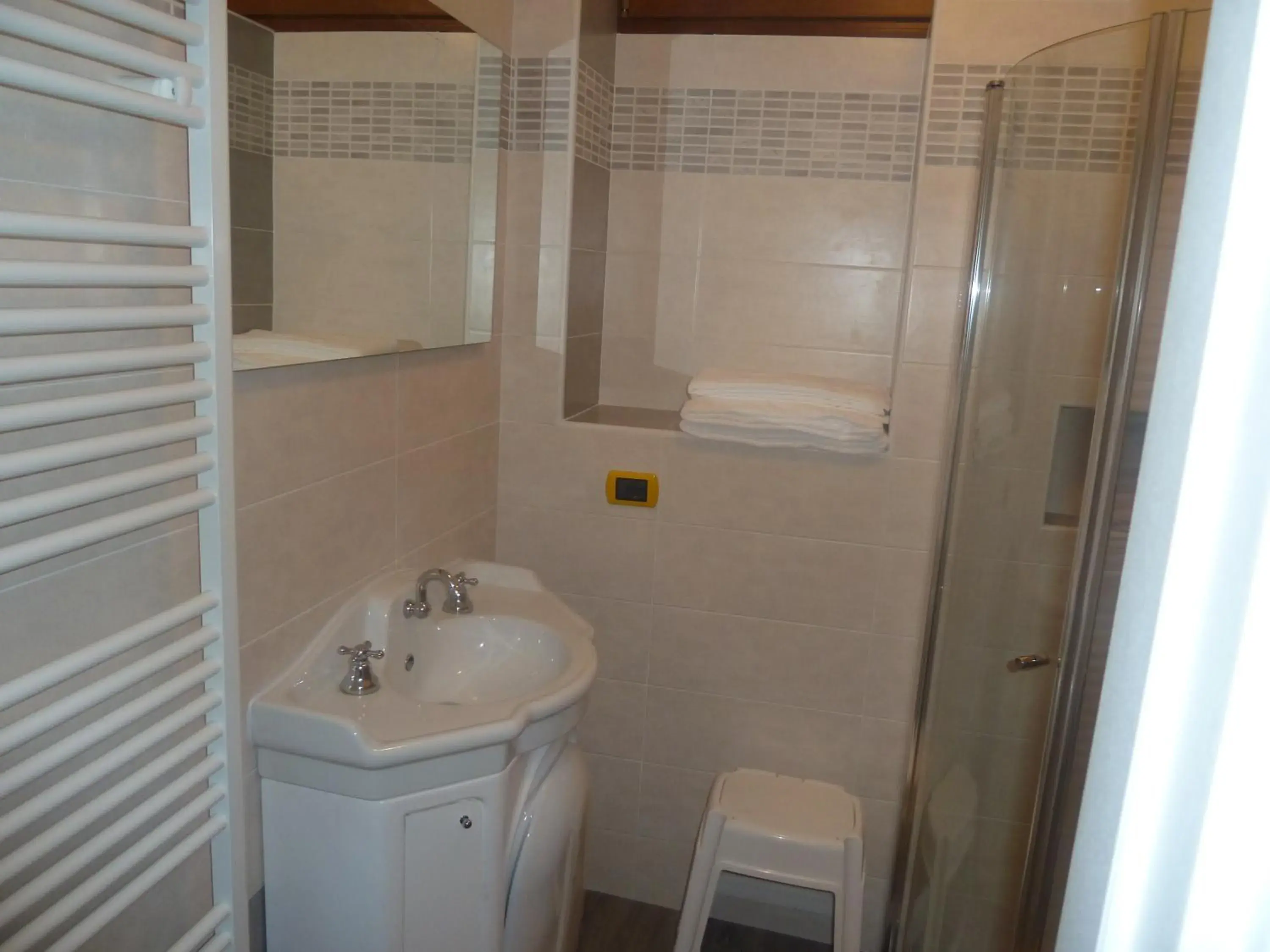 Shower, Bathroom in Albergo Casa Este