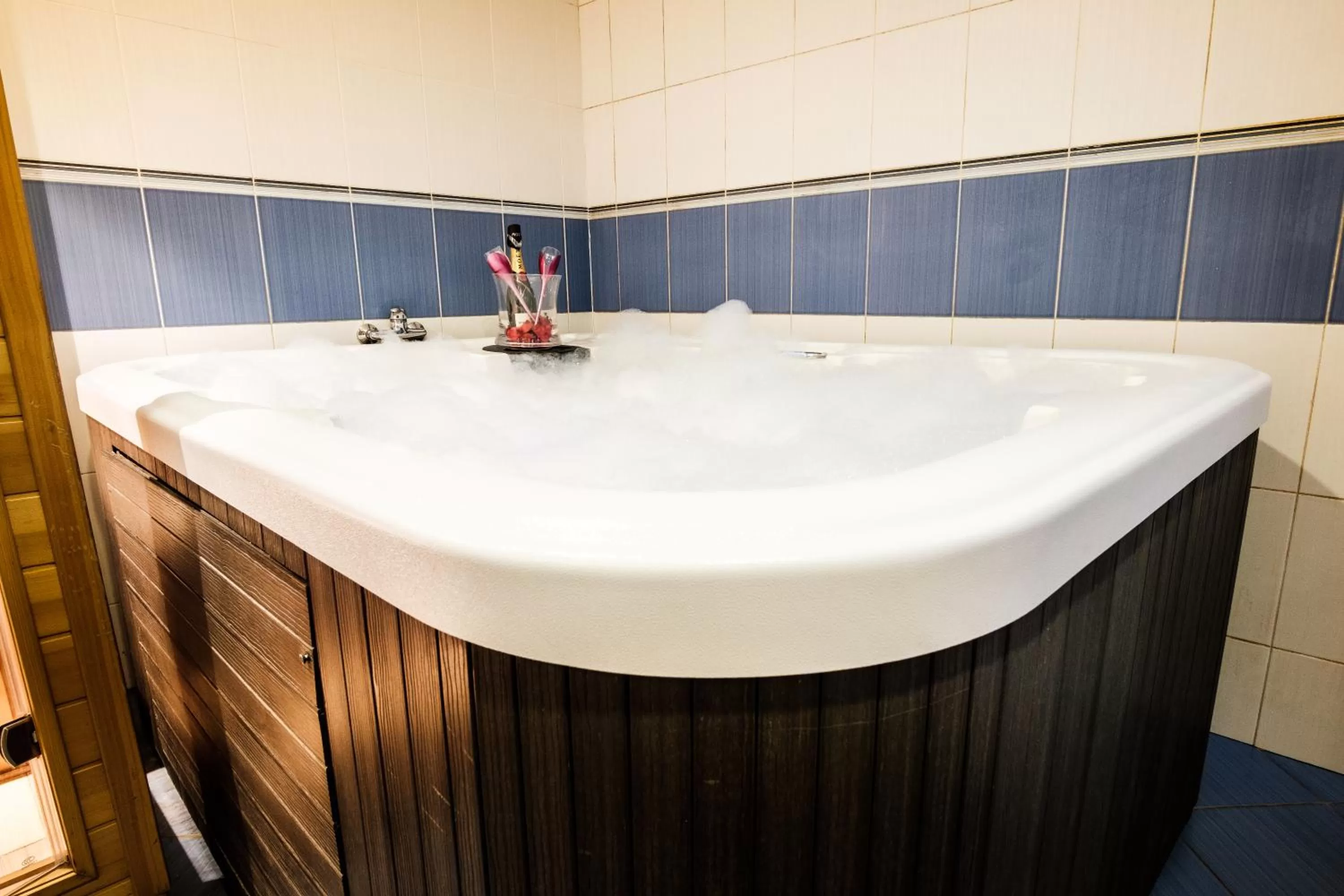 Hot Tub in Hotel Comfort with free Wellness and Fitness Centrum