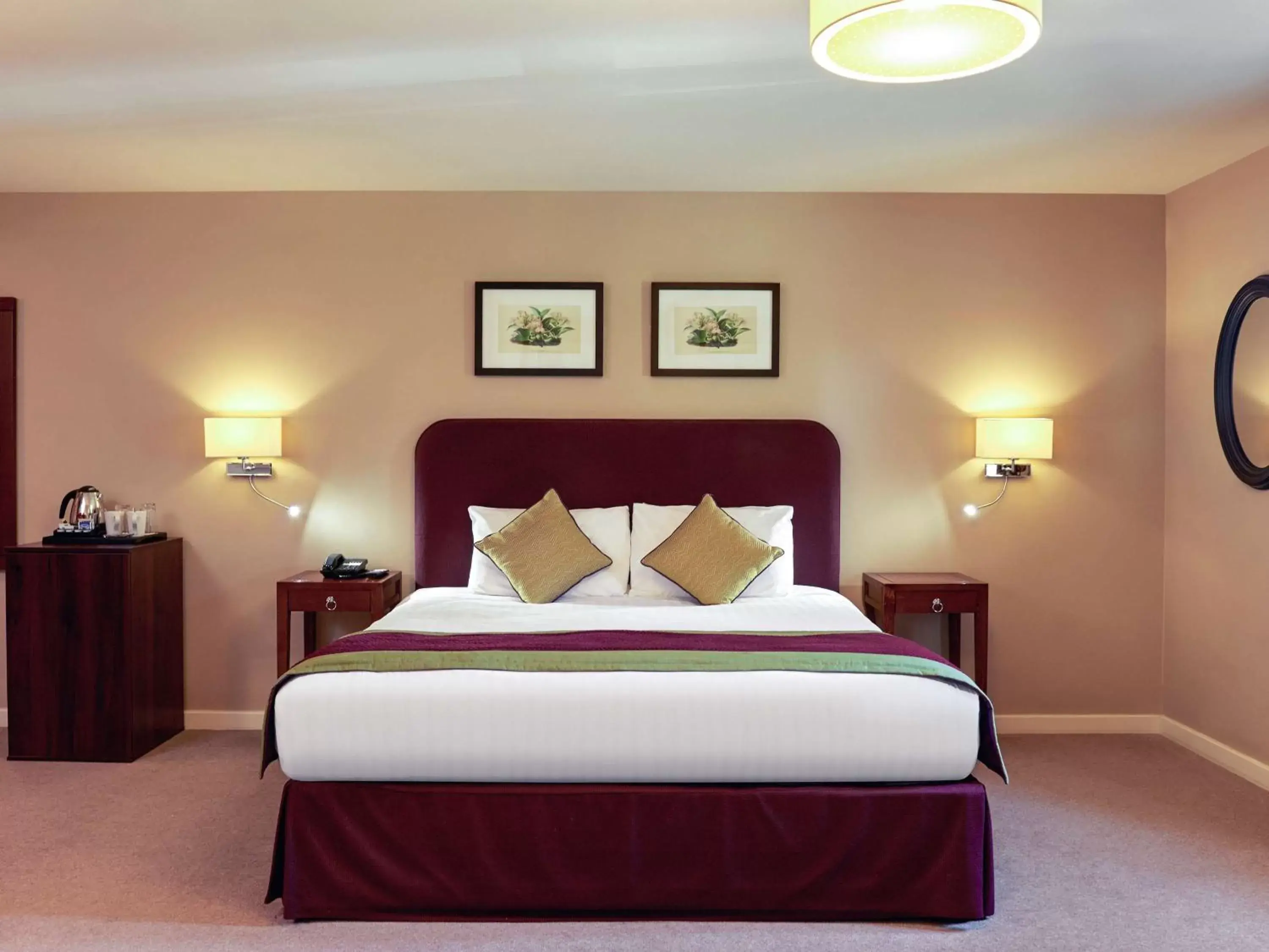 Photo of the whole room, Bed in Mercure Thame Lambert Hotel