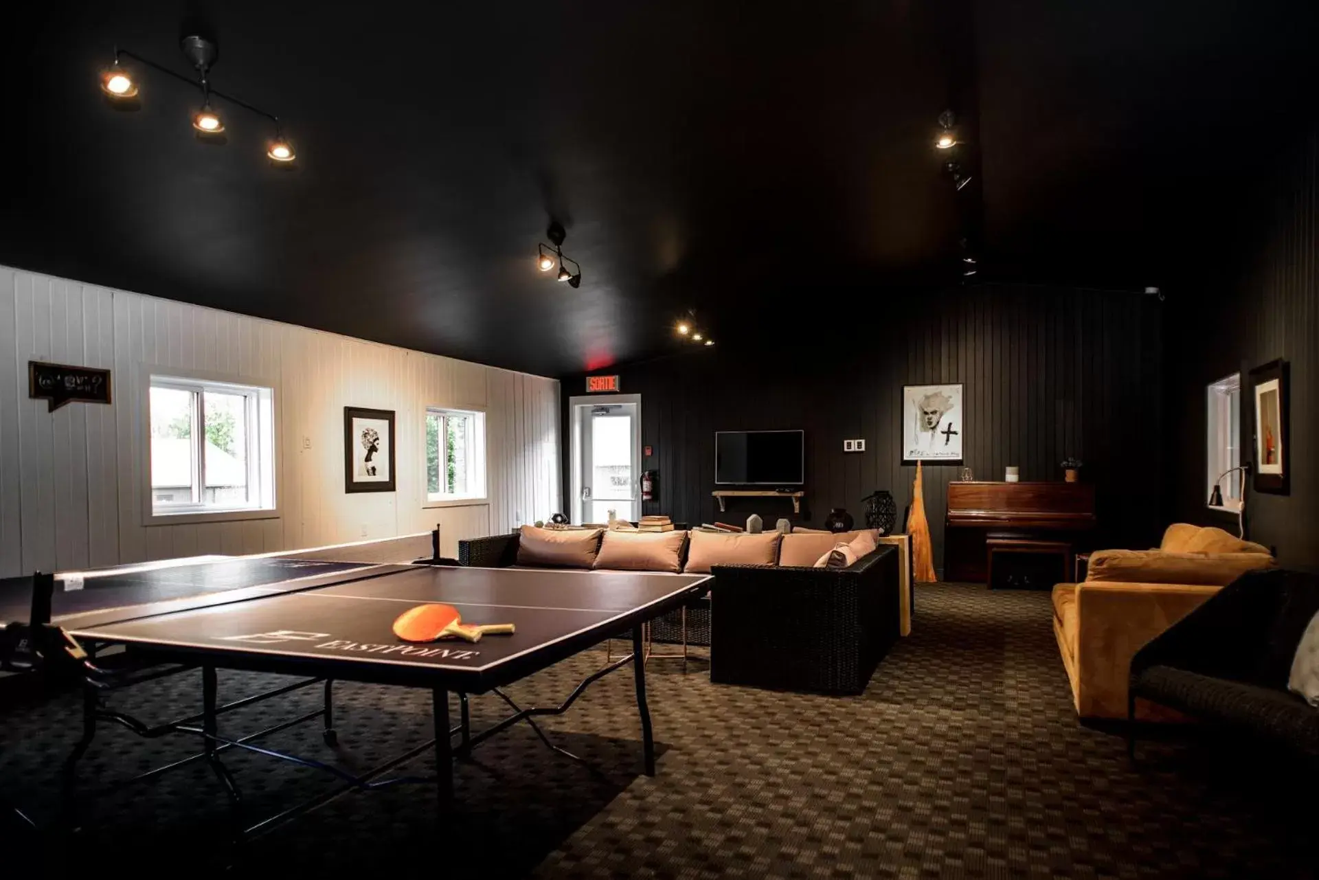 Communal lounge/ TV room, Table Tennis in Beatnik Hotel