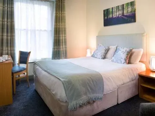 Bedroom, Bed in White Hart Hotel