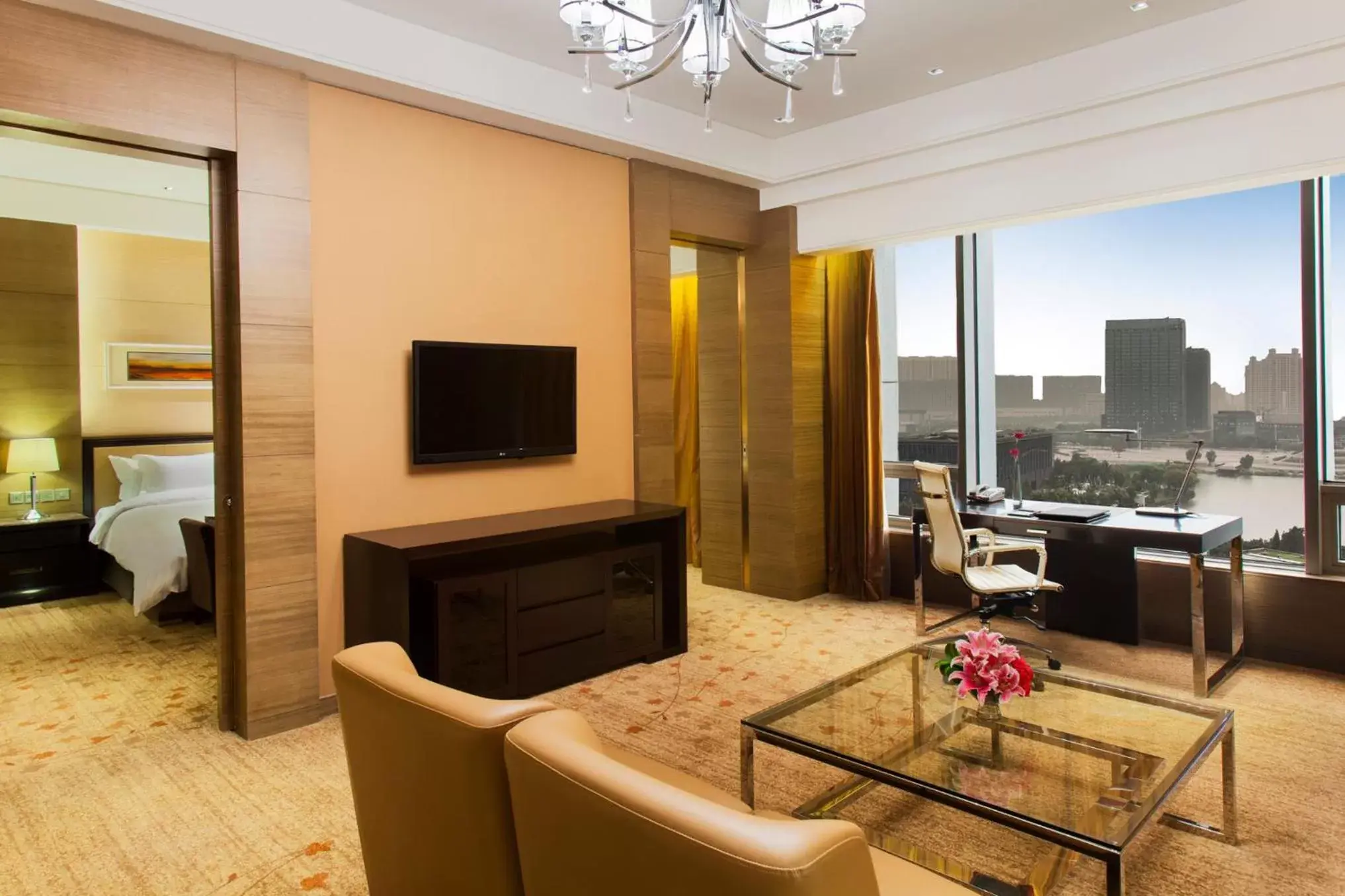 Photo of the whole room, TV/Entertainment Center in Crowne Plaza Nanjing Jiangning, an IHG Hotel