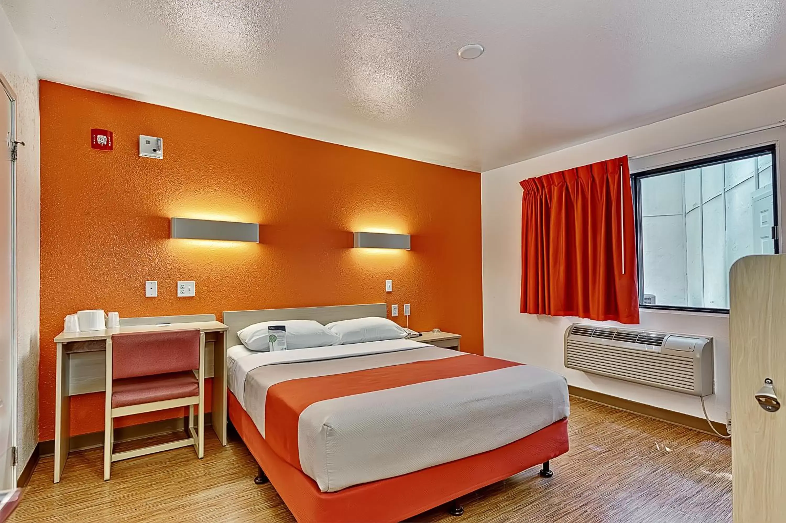 Bedroom, Bed in Motel 6-Glenview, IL - Chicago North