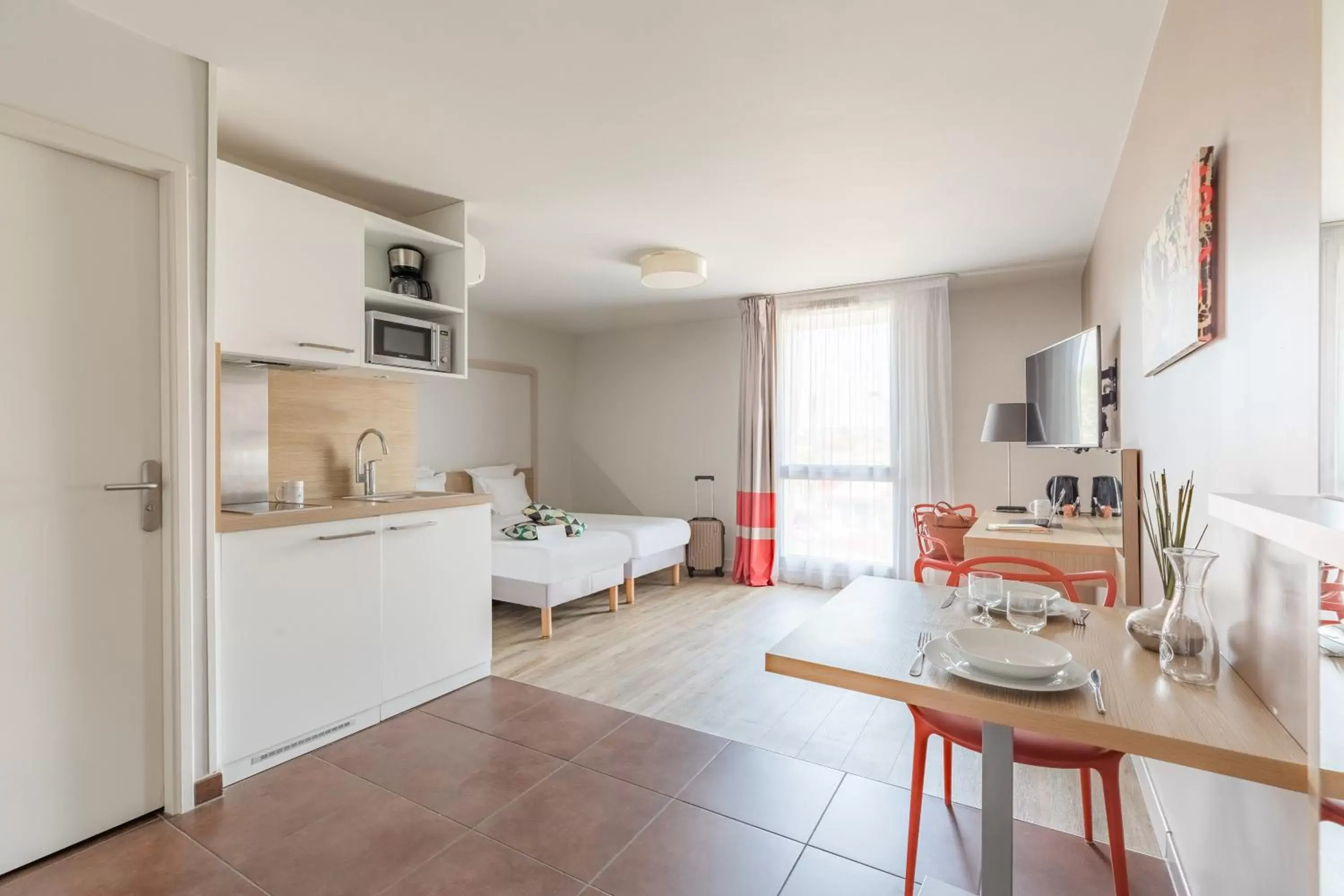 Bed, Kitchen/Kitchenette in AppartCity Confort Bordeaux Chartrons