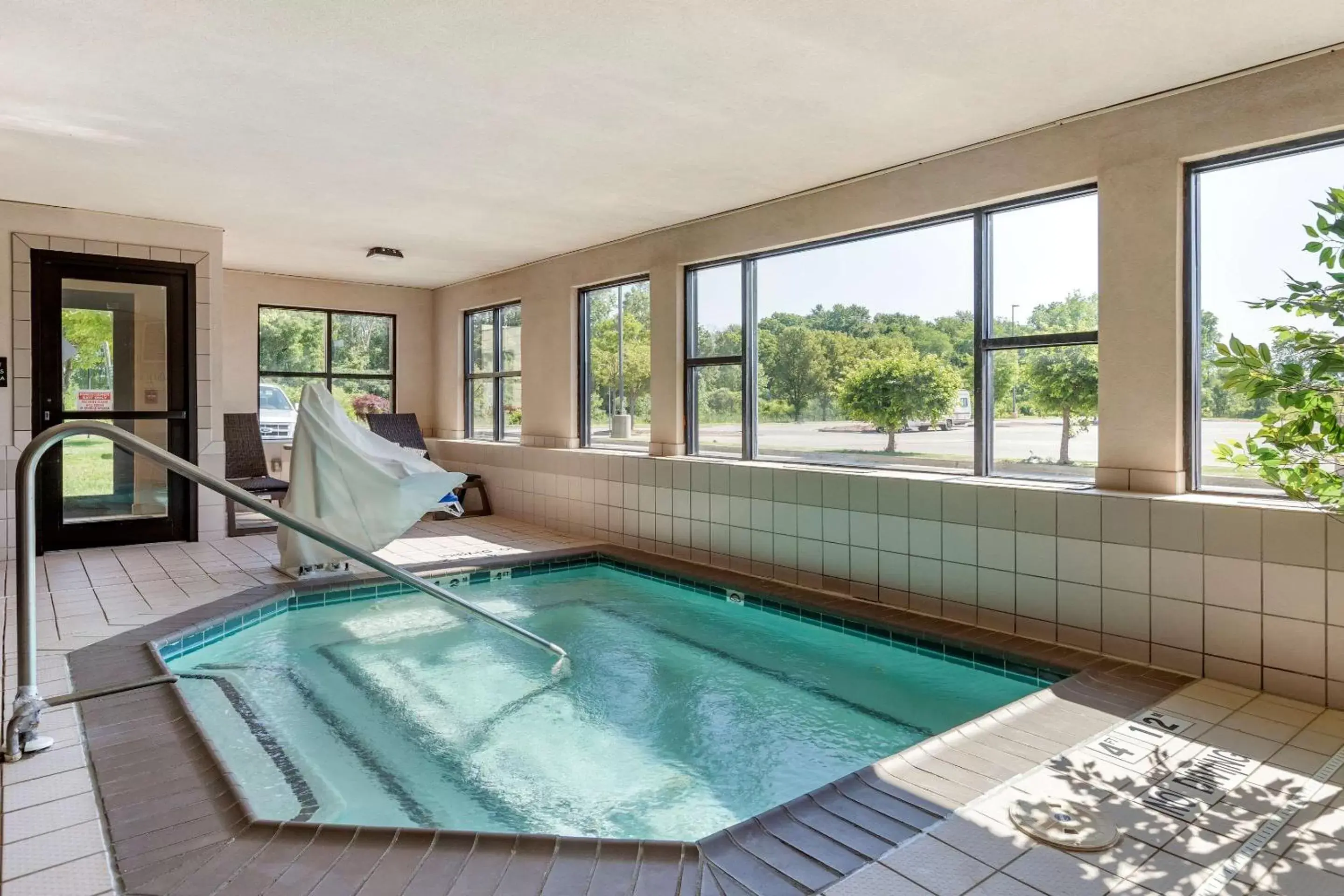 On site, Swimming Pool in Comfort Suites Grandville