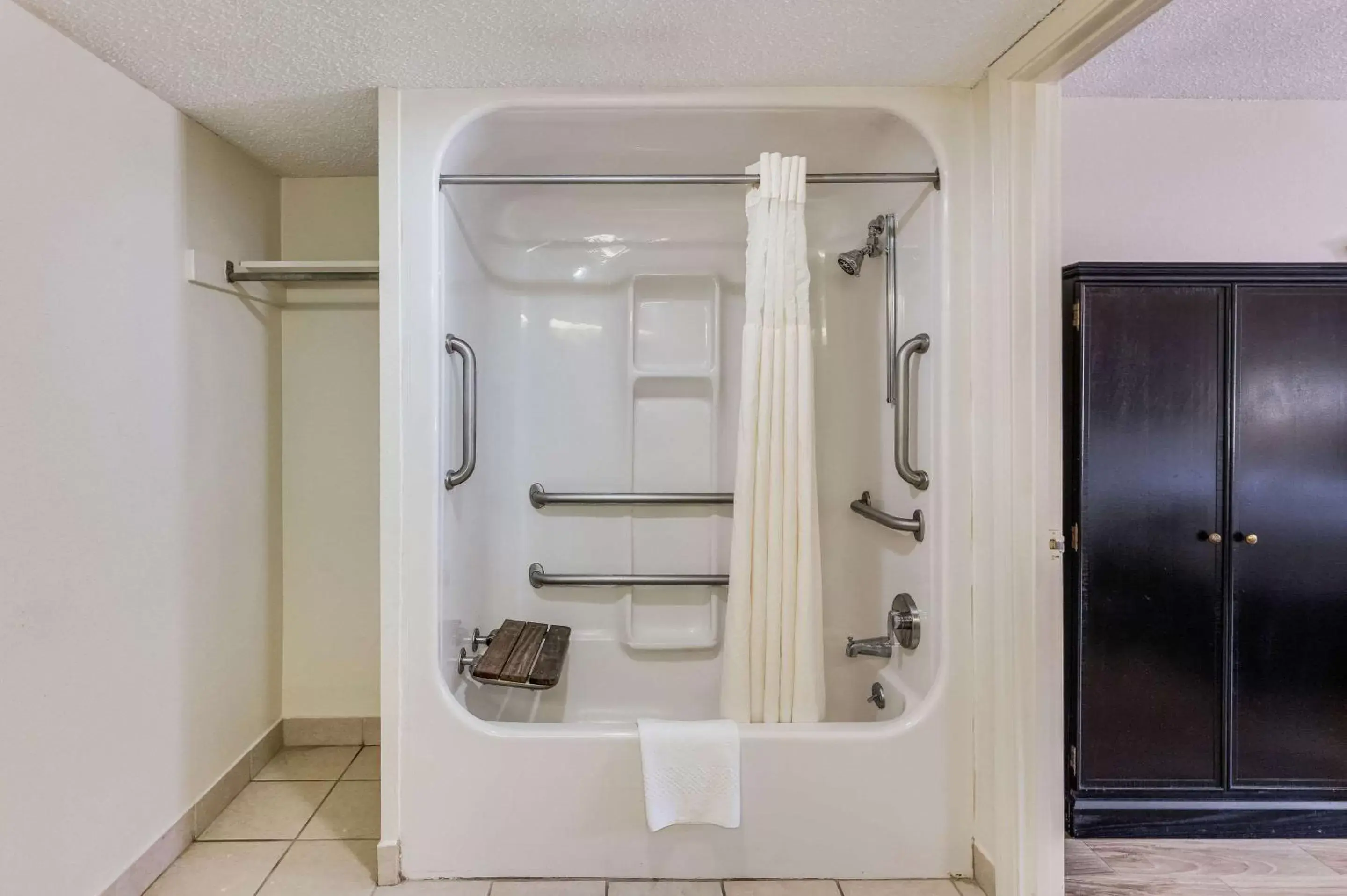 Bathroom in Quality Inn & Suites Hot Springs-Lake Hamilton