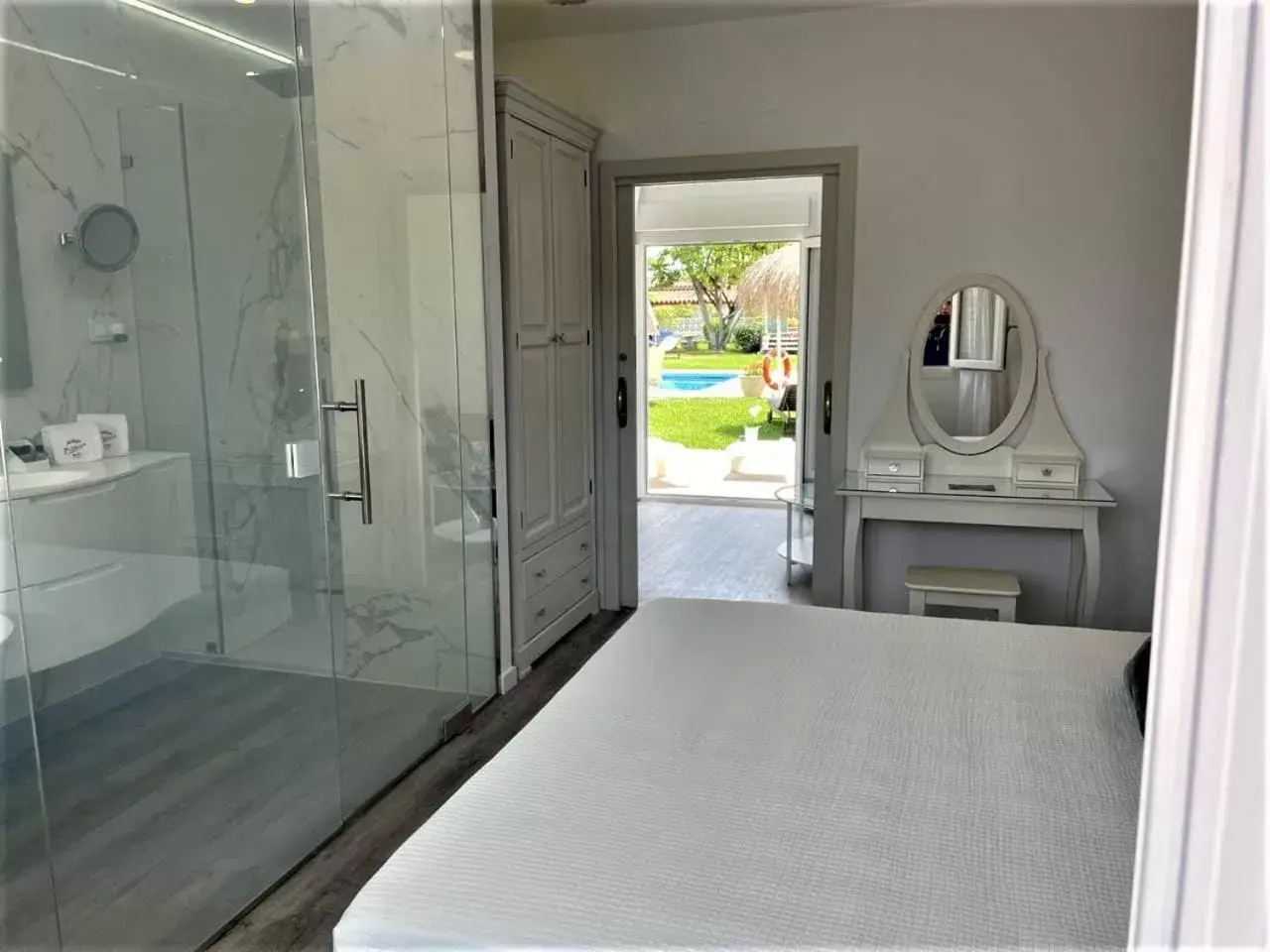 Bathroom, Bed in Hotel Malaga Picasso