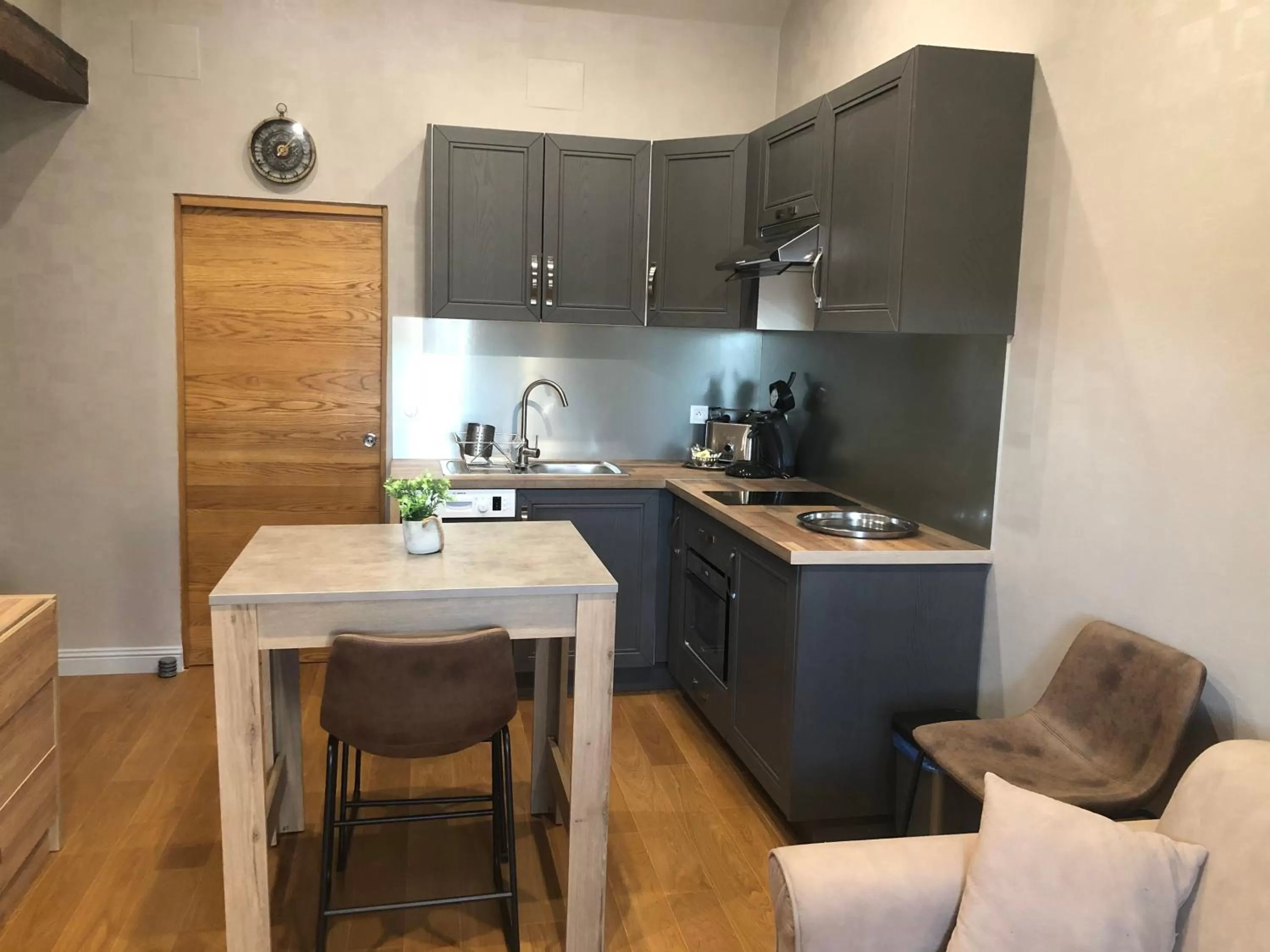 Kitchen or kitchenette in Hôtel & Appartements Le Florence