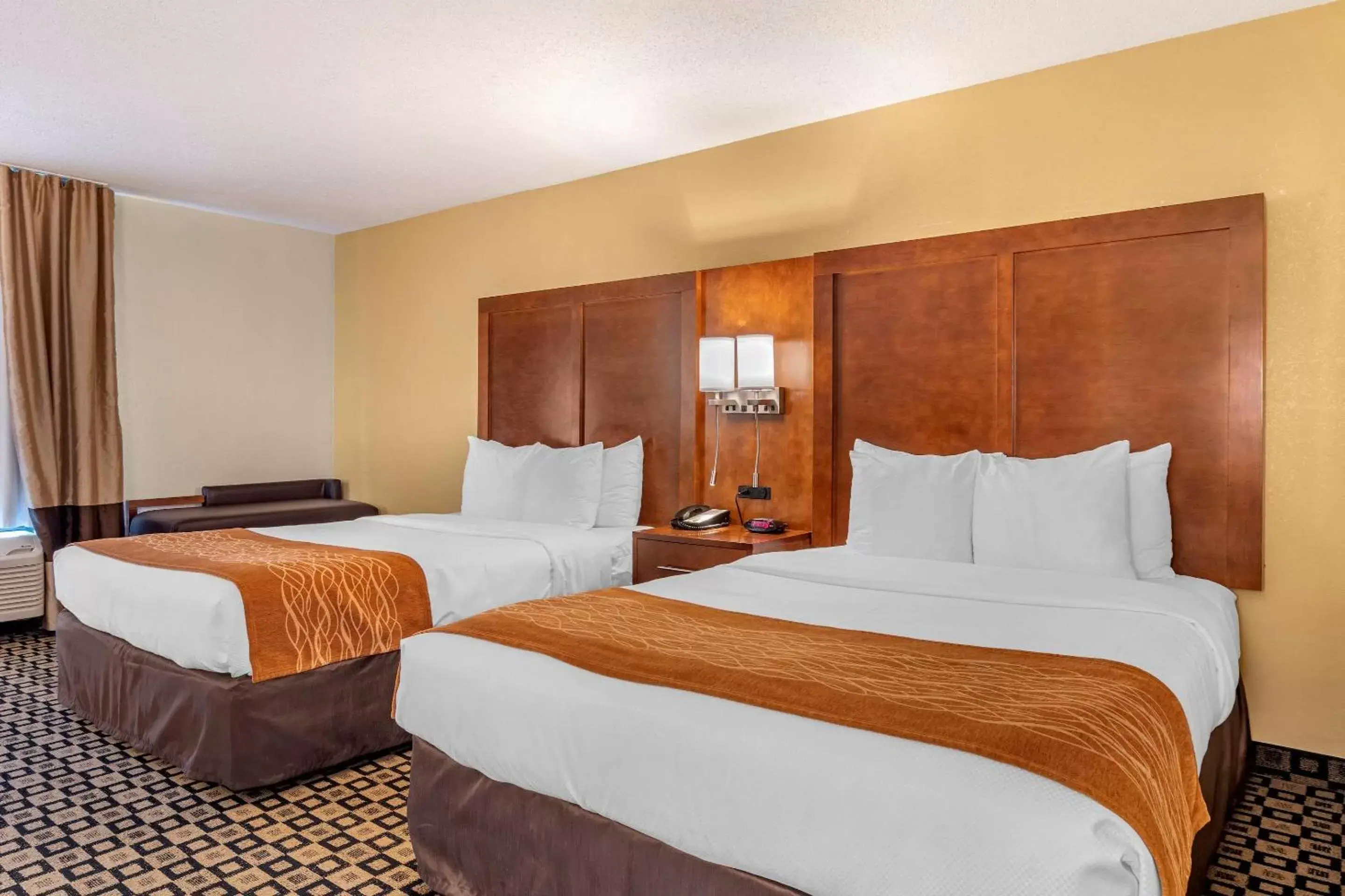 Photo of the whole room, Bed in Comfort Inn & Suites Athens