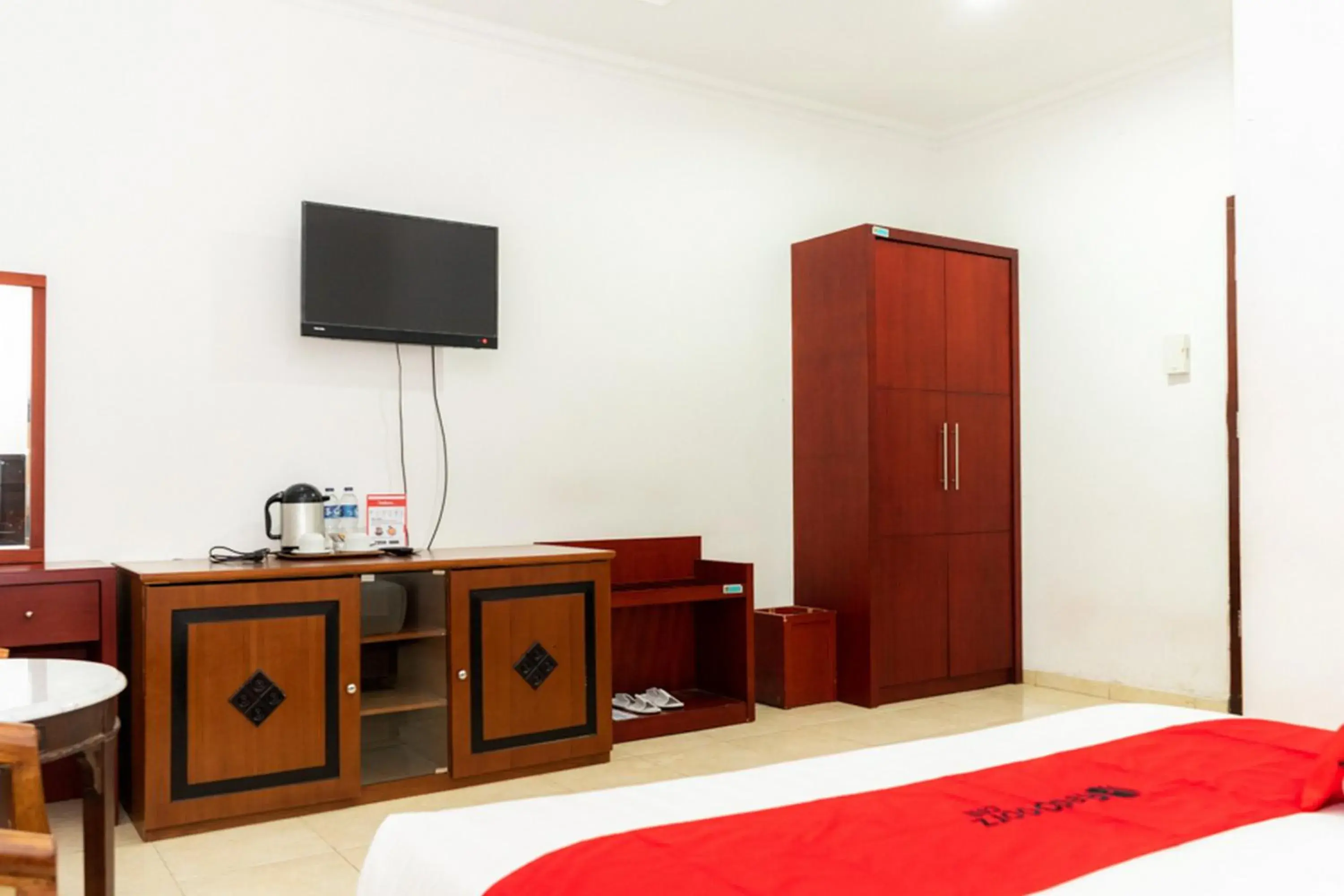 TV/Entertainment Center in RedDoorz Plus Syariah near Java Supermall Semarang 2