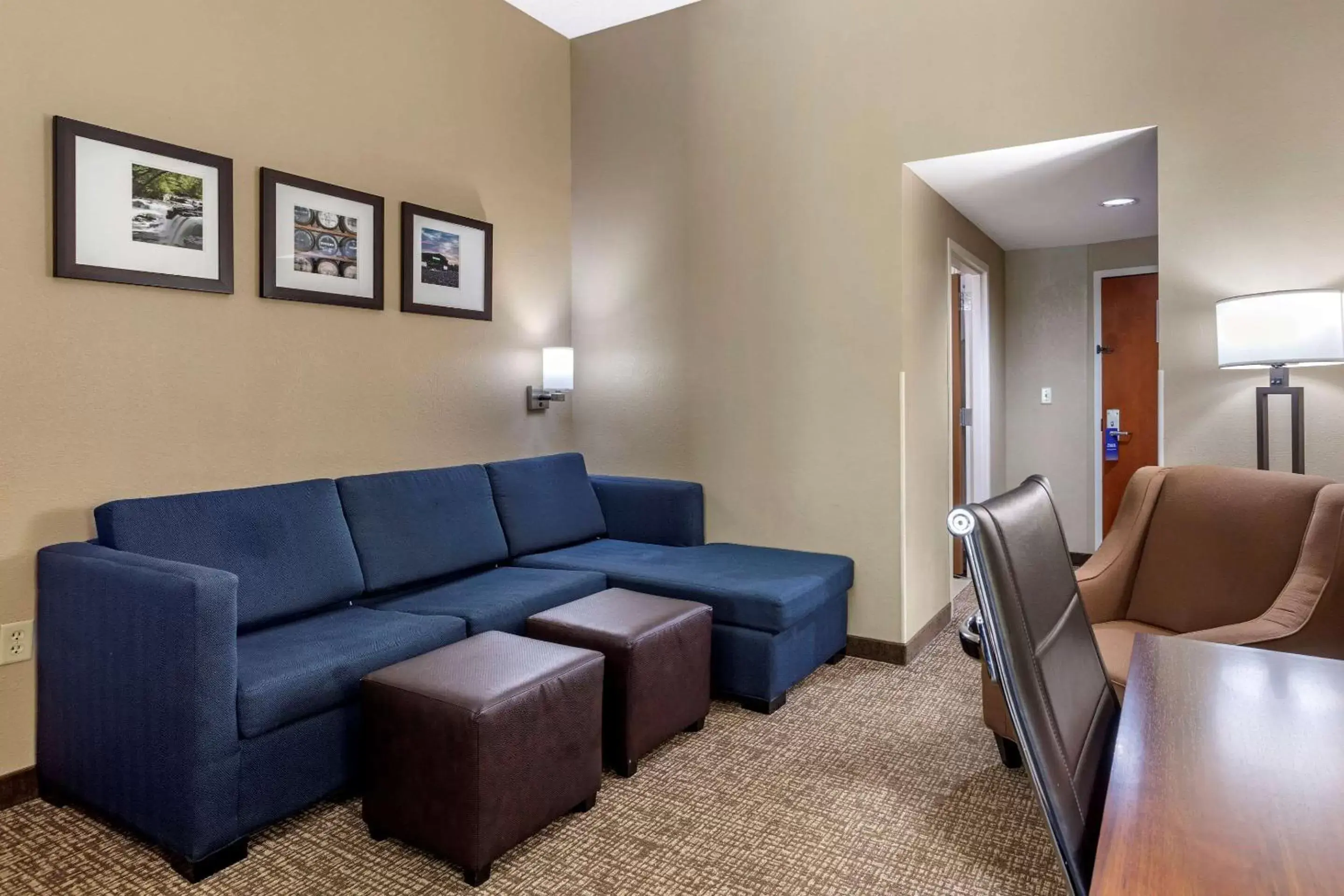 Photo of the whole room, Seating Area in Comfort Suites Manchester