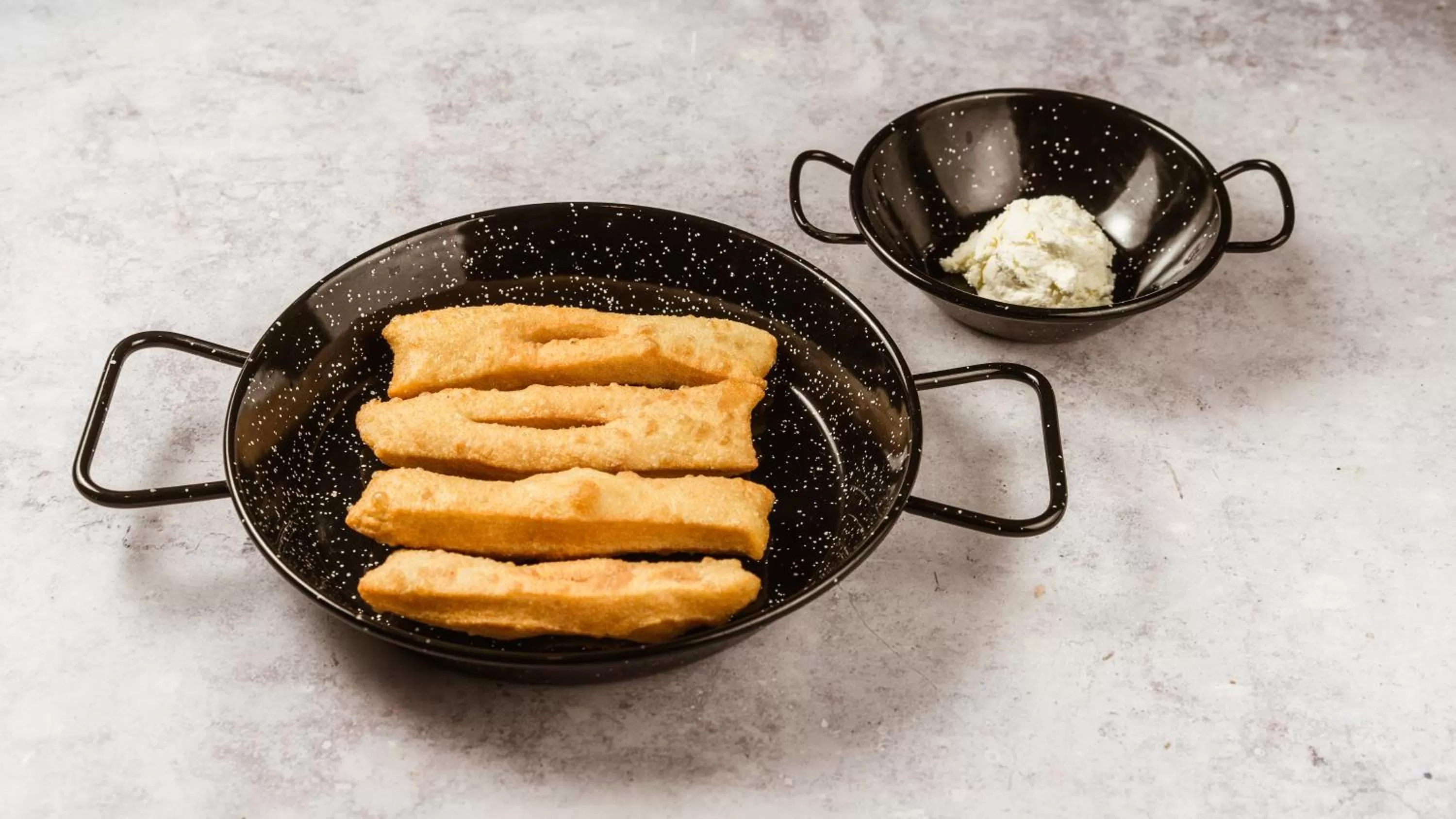 Restaurant/places to eat in Royal Airport Hotel