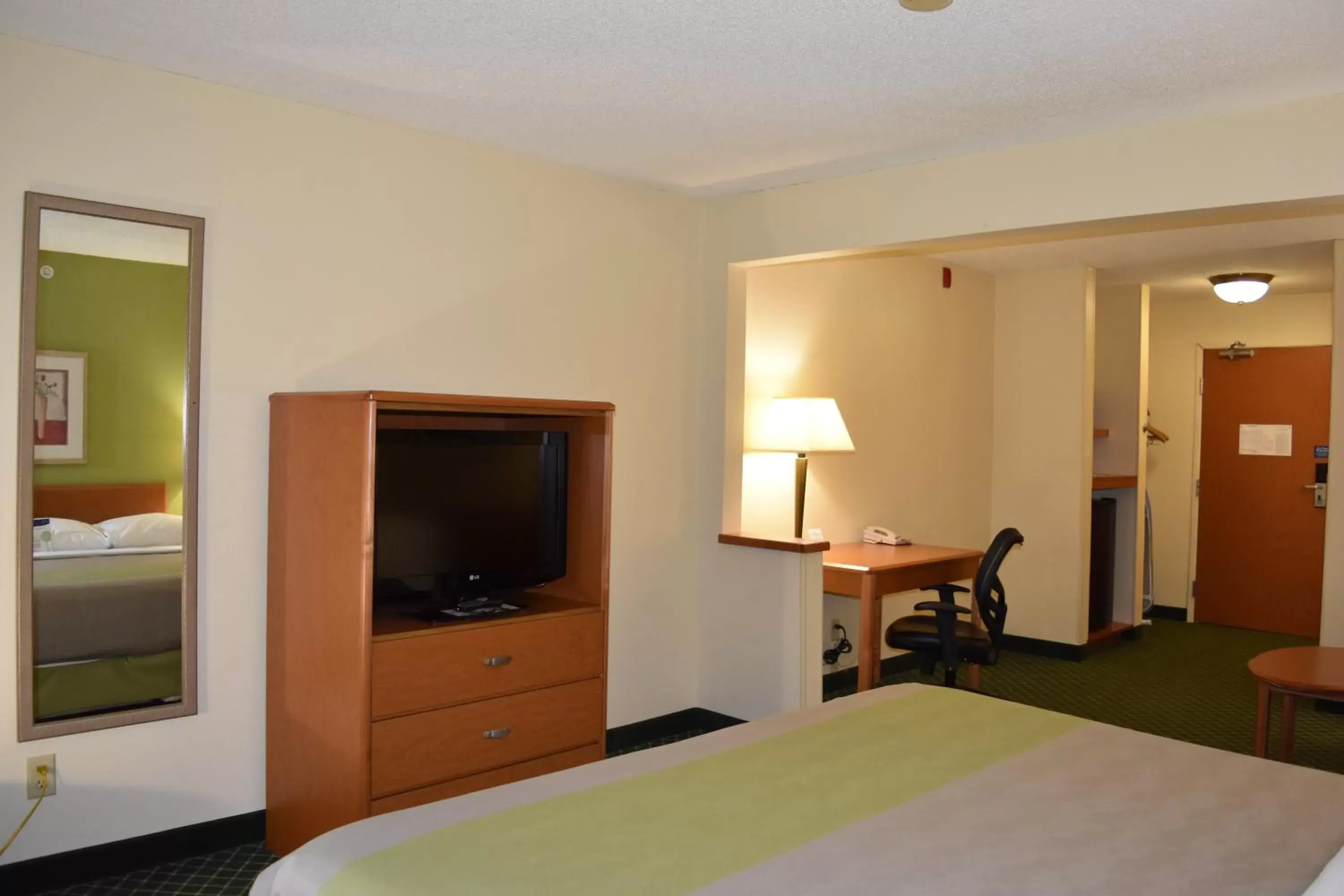 Communal lounge/ TV room, TV/Entertainment Center in Motel 6-Anderson, IN - Indianapolis