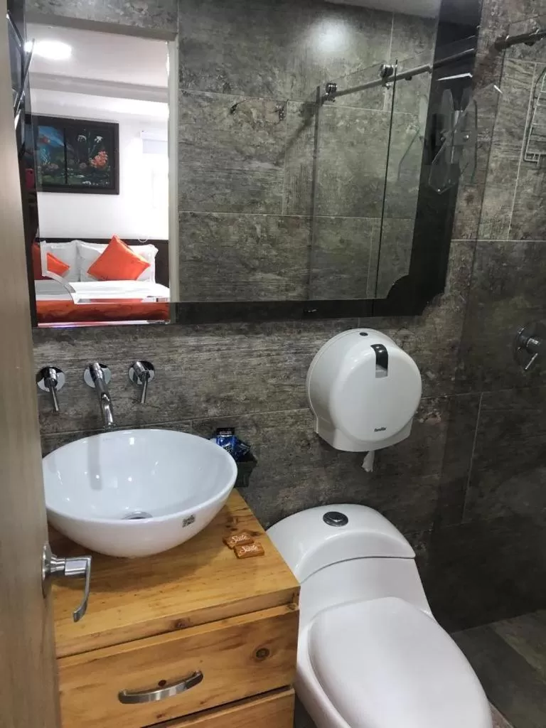 Shower in Hotel Fénix Real Bogotá