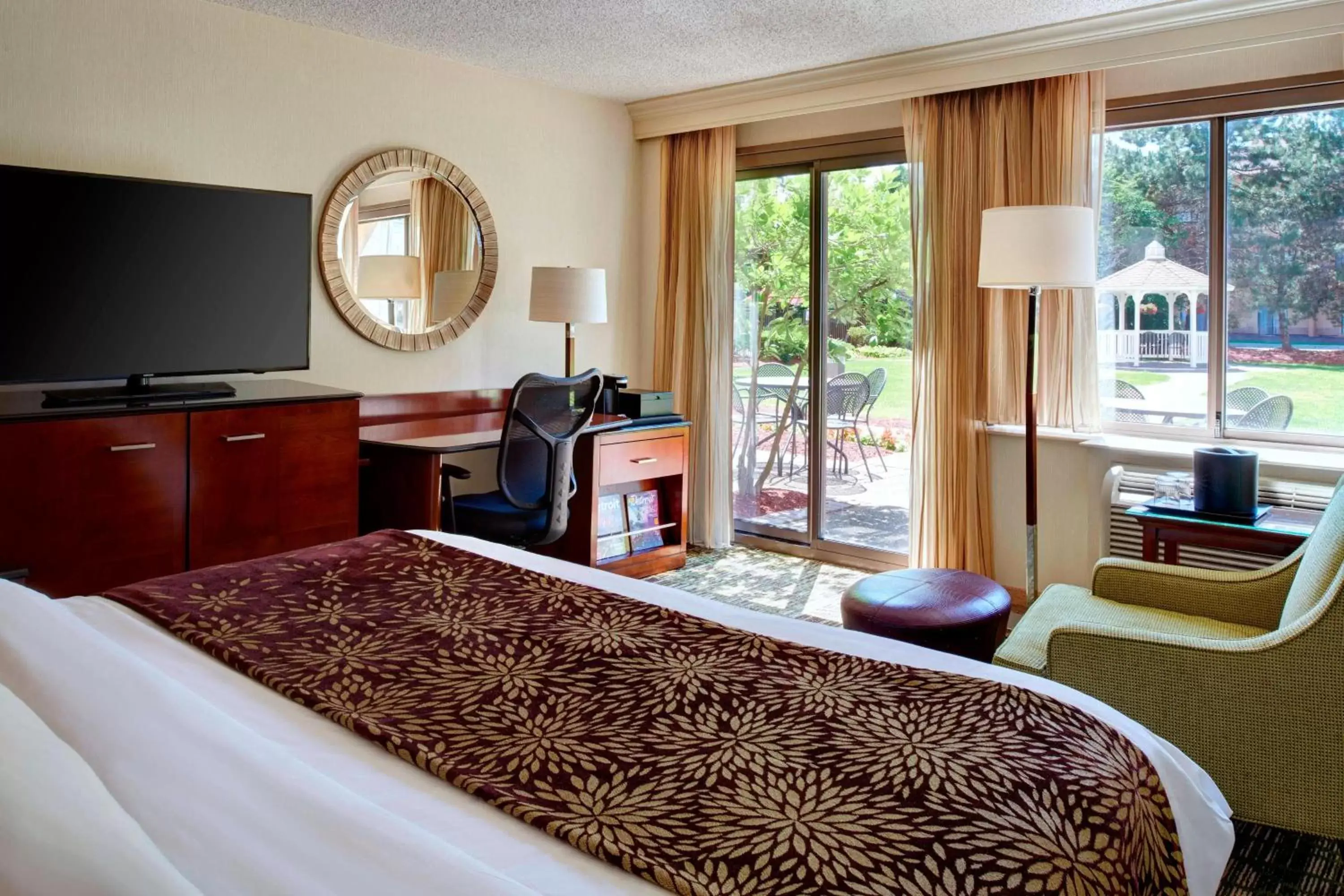 Photo of the whole room, TV/Entertainment Center in Detroit Marriott Livonia