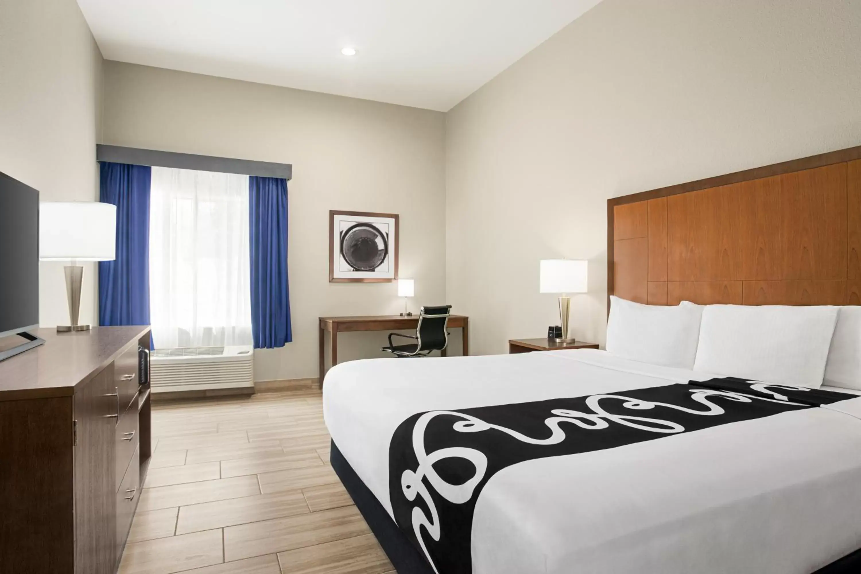 Bedroom, Bed in La Quinta by Wyndham Brownsville North