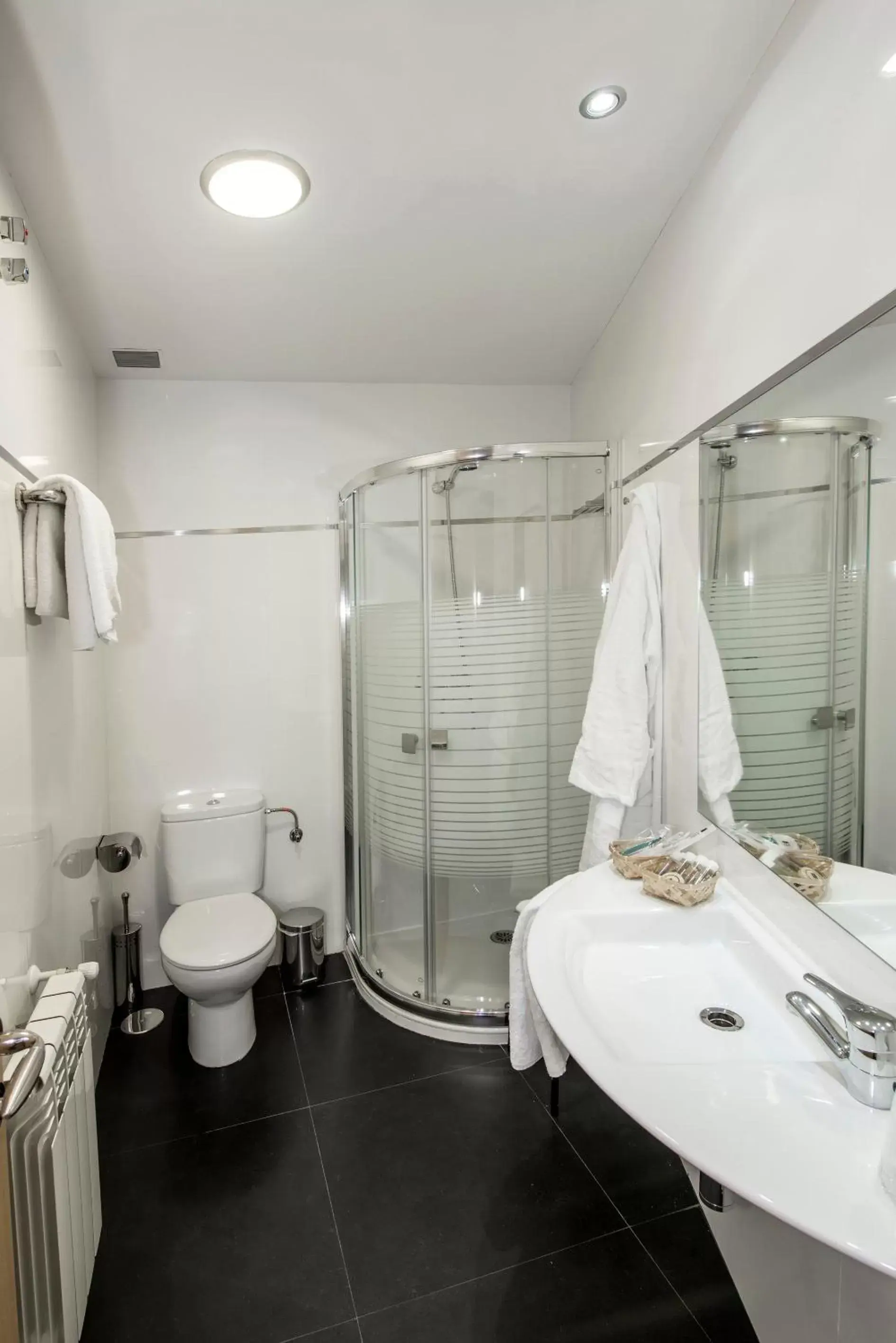 Shower, Bathroom in Hotel Puerta de la Santa