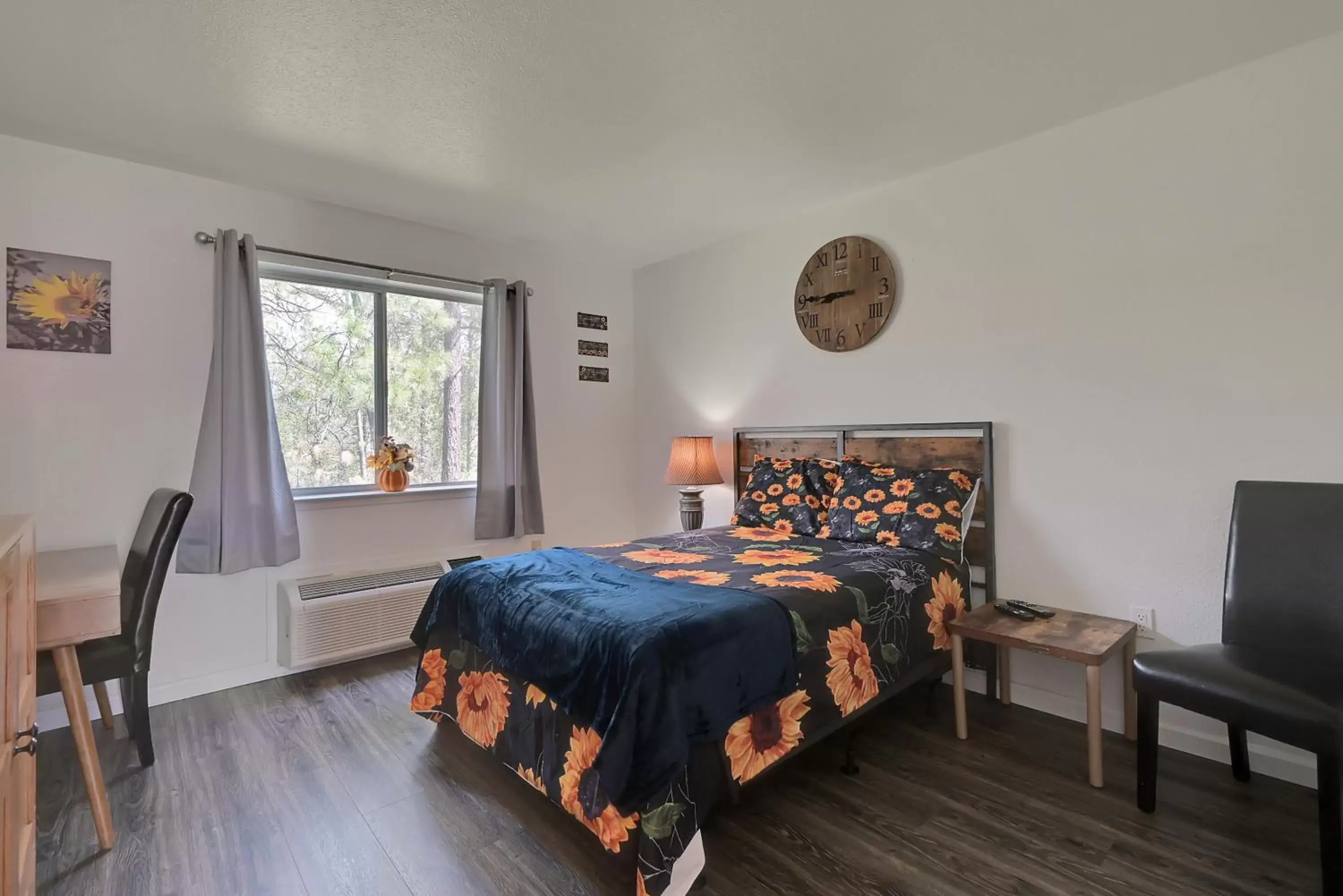 Photo of the whole room, Bed in Brownsville Motel