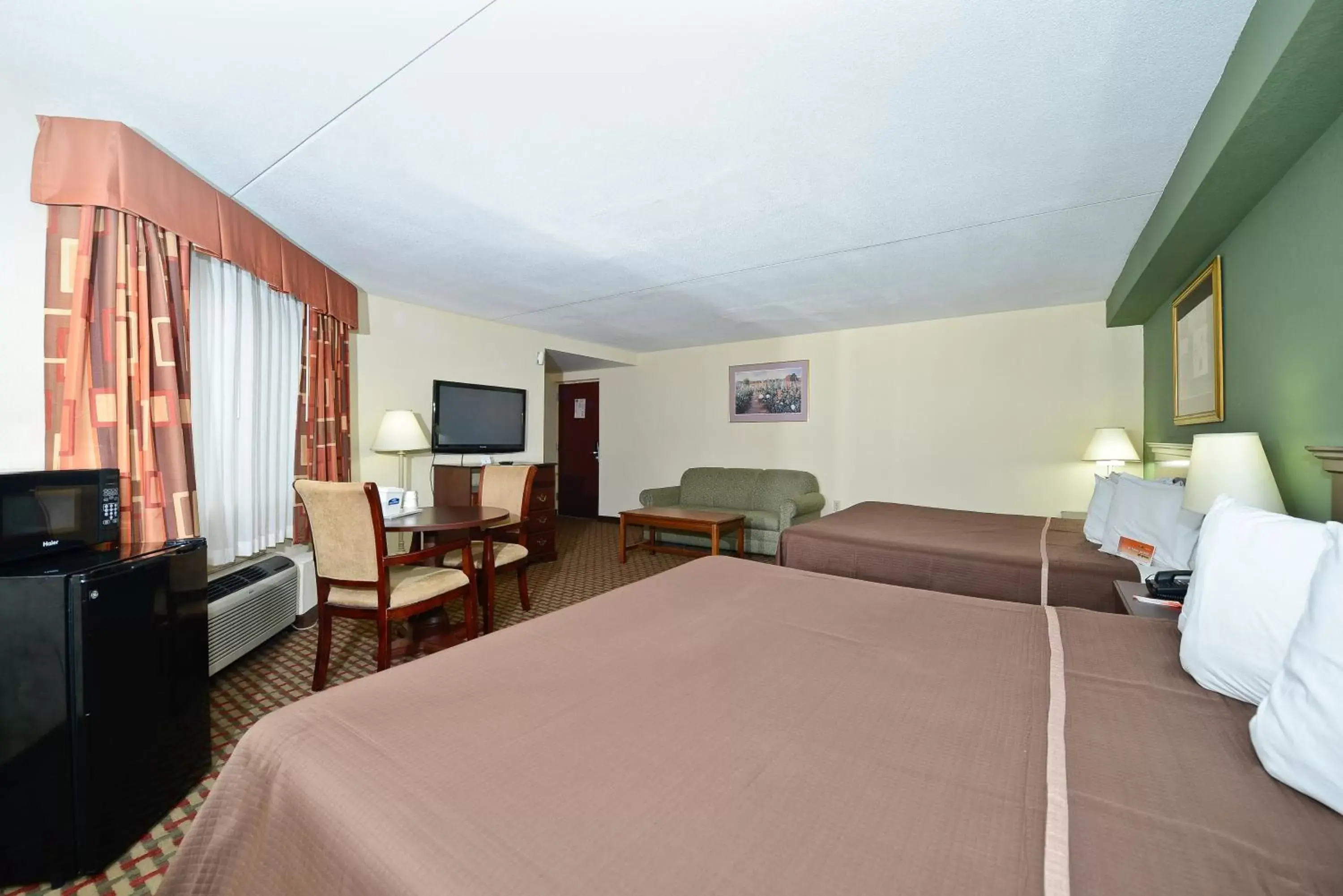 Bed in Howard Johnson by Wyndham Newark Airport