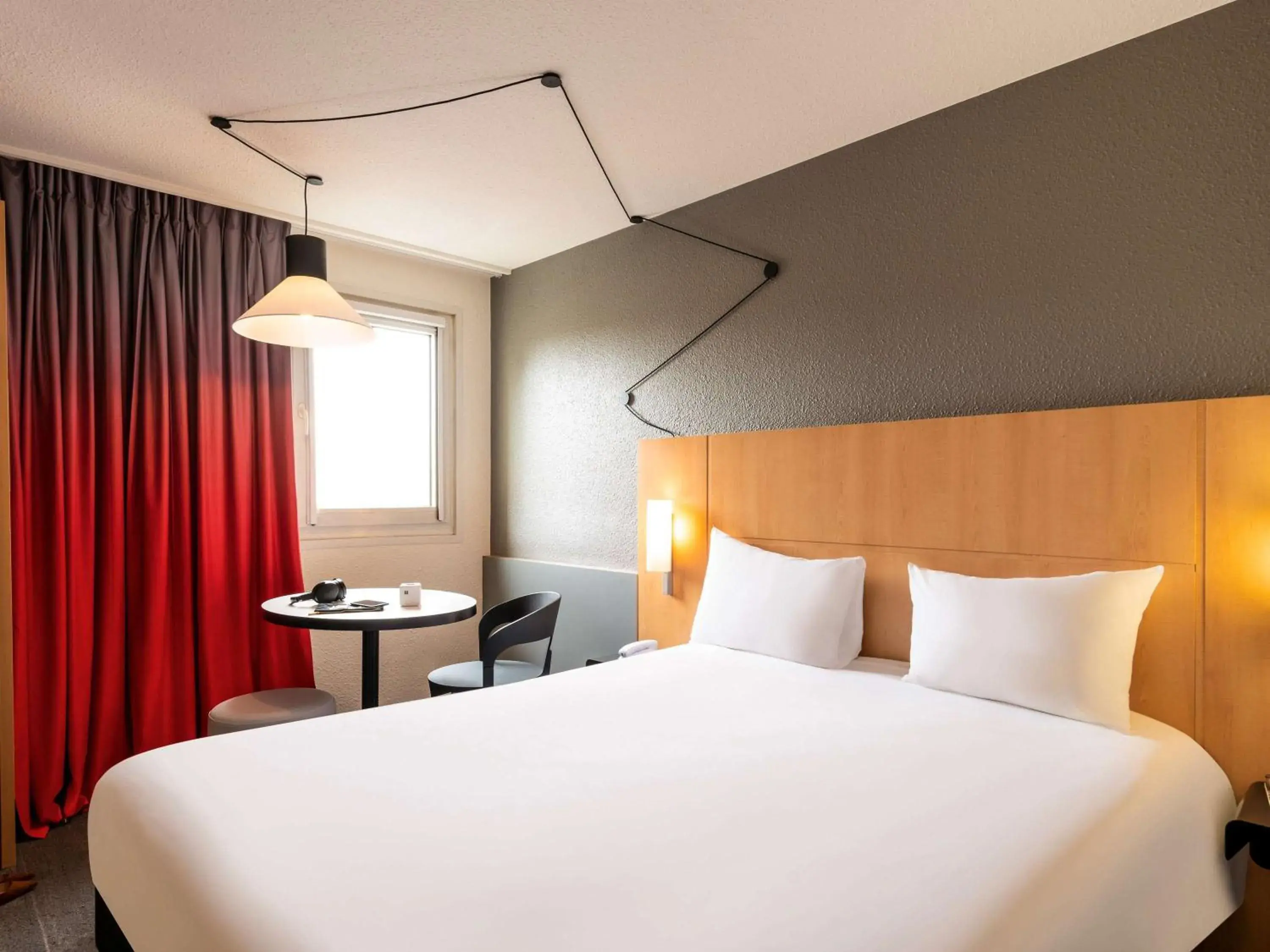 Photo of the whole room, Bed in ibis Cergy Pontoise Le Port