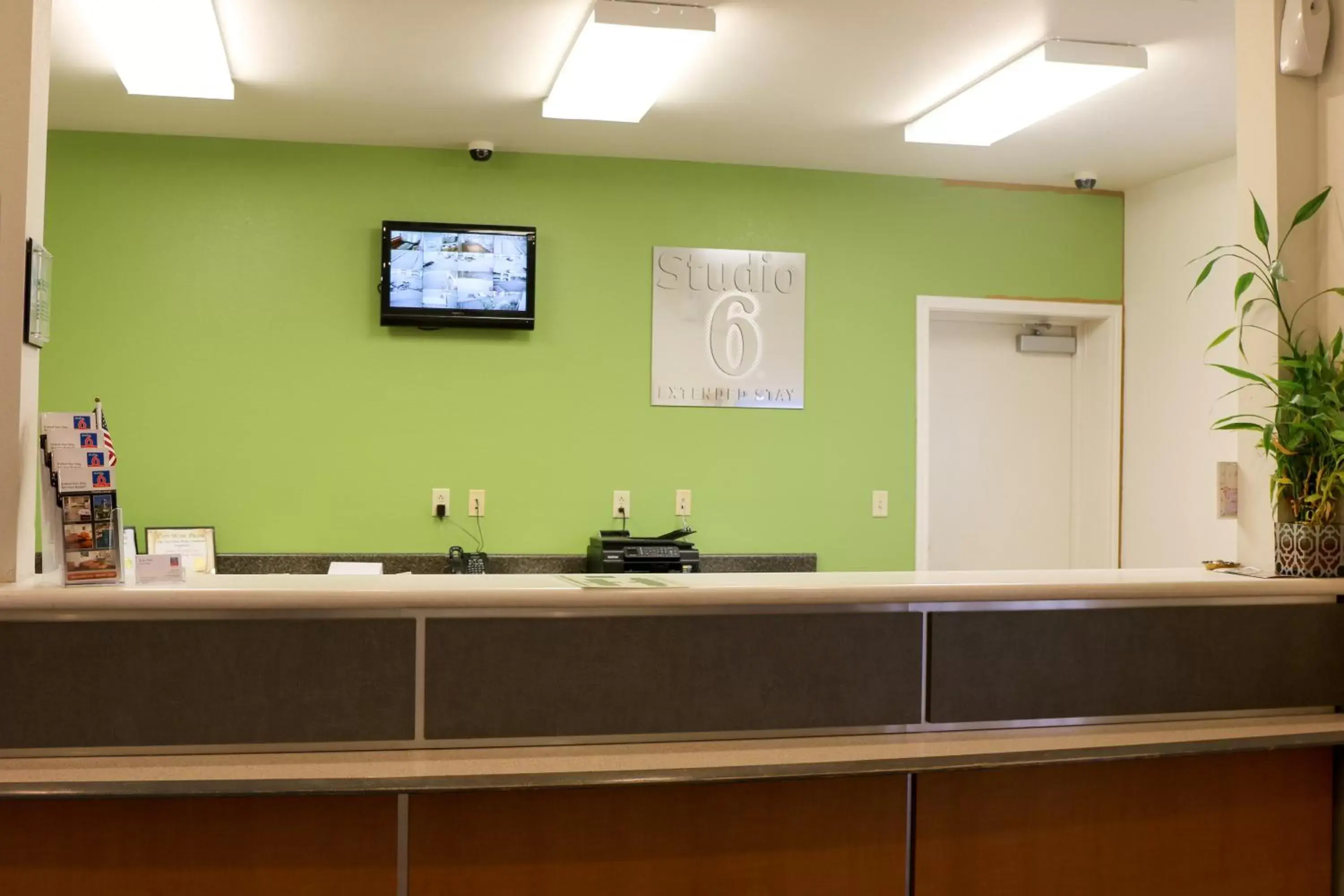 Lobby or reception, Lounge/Bar in Studio 6-Lubbock, TX - Medical Center