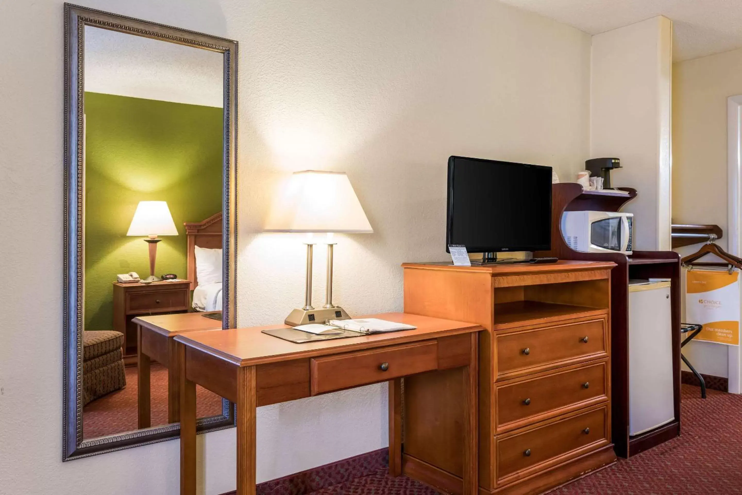 Photo of the whole room, TV/Entertainment Center in Quality Inn North Battleboro