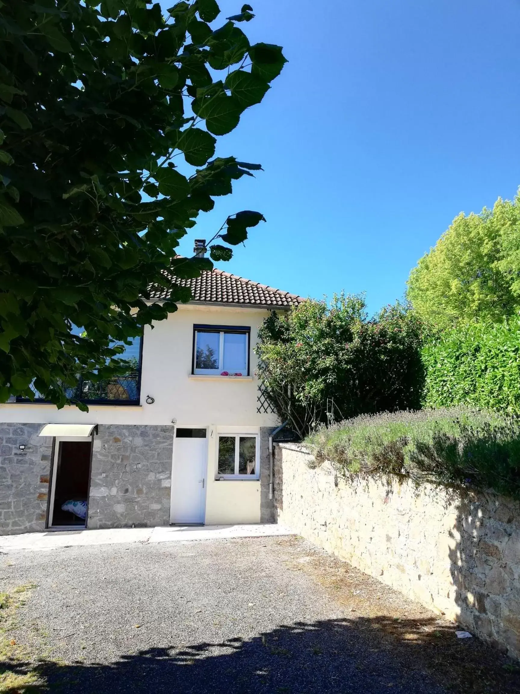 Facade/entrance, Property Building in Du coq à l'âme