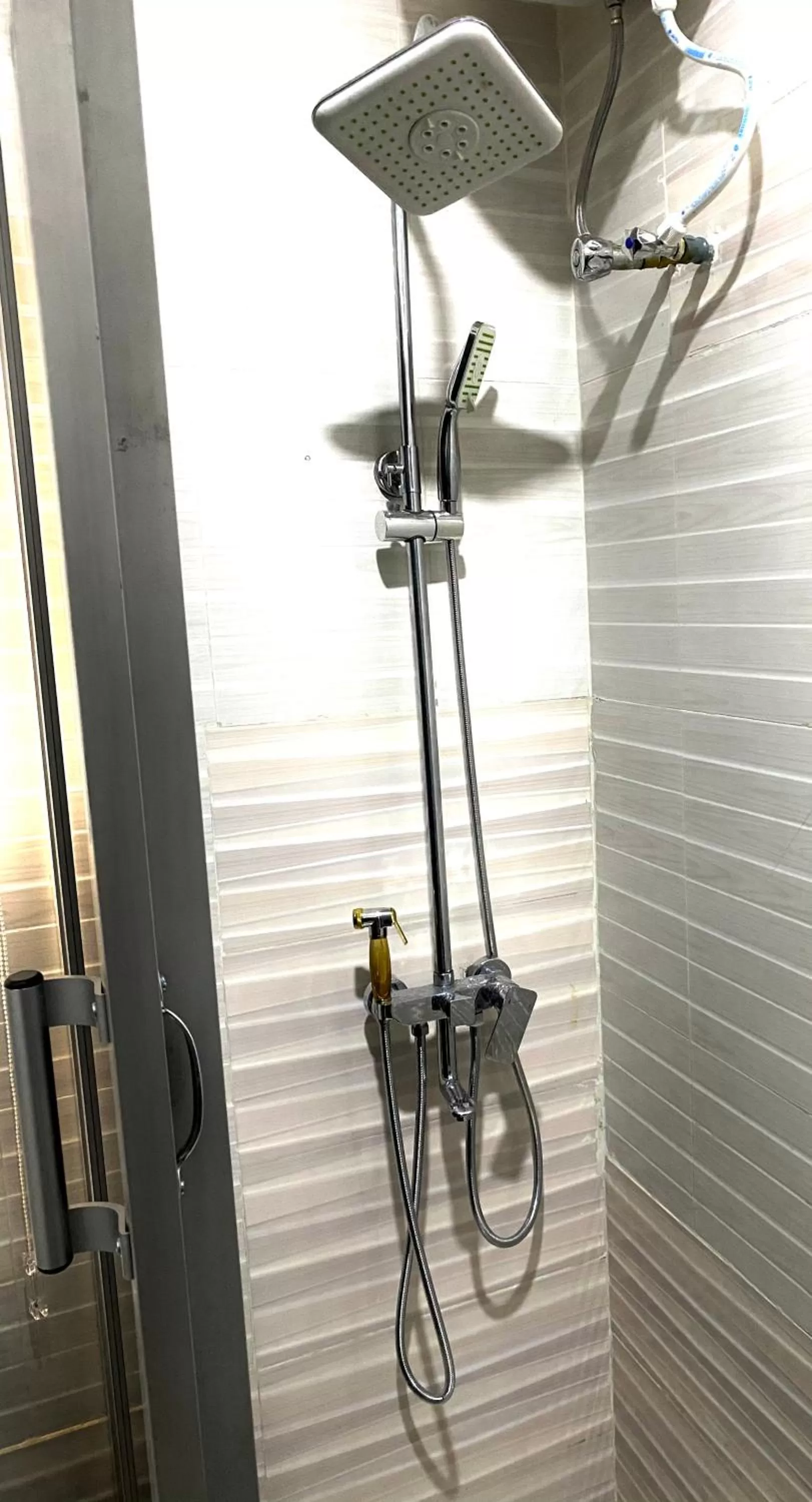 Nue-Crest Hotels & Suites