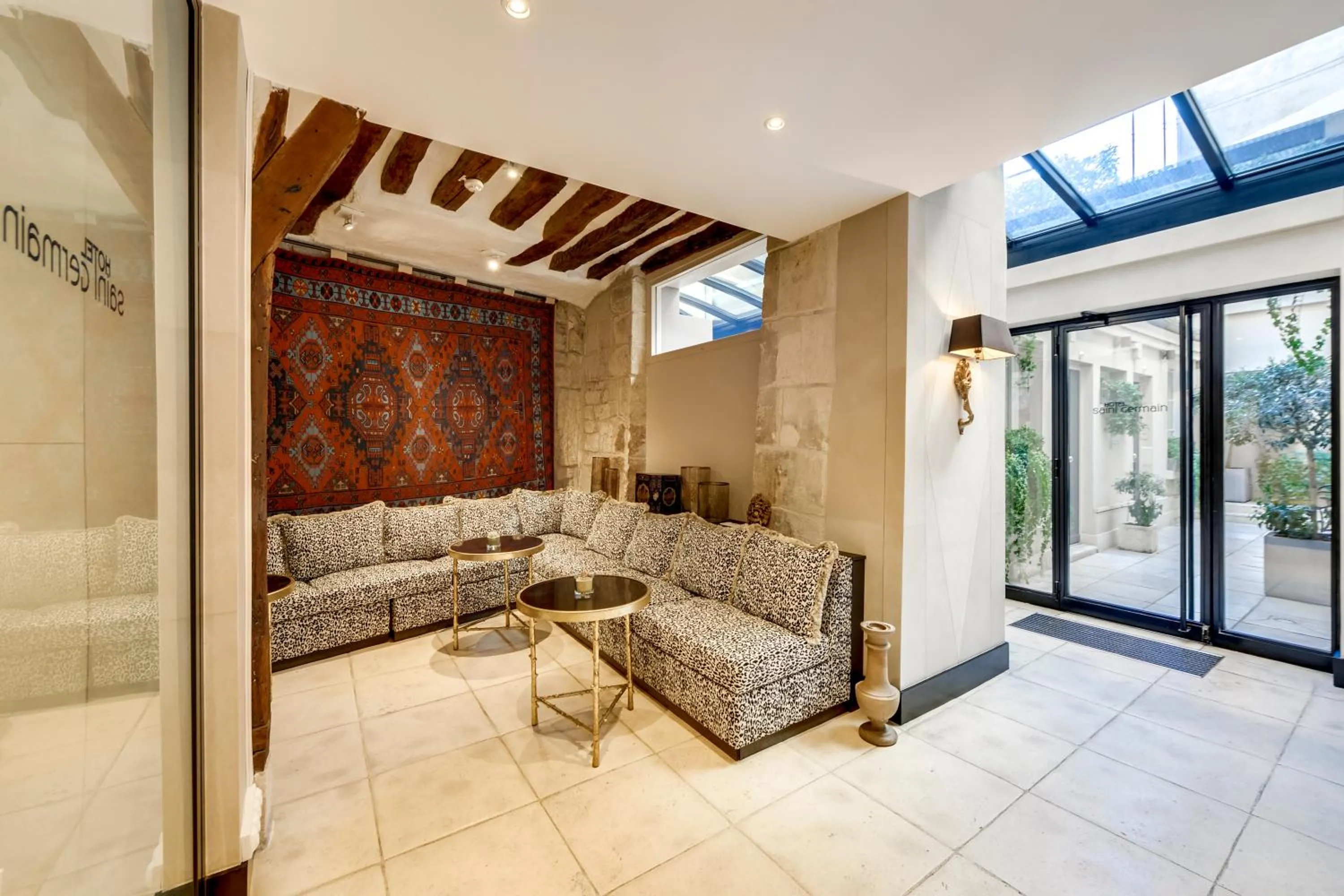 Living room in Hôtel Saint Germain