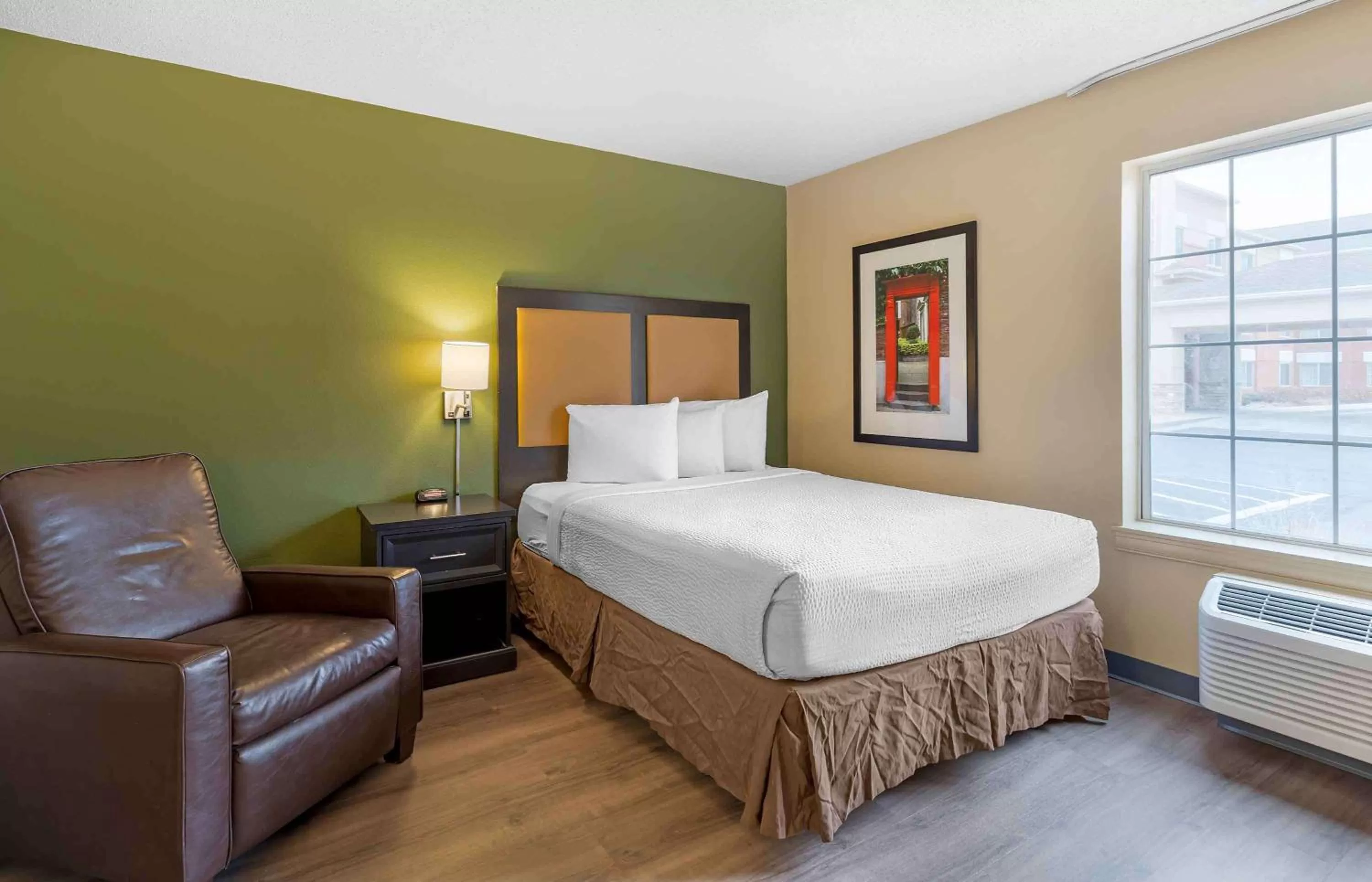Bedroom, Bed in Extended Stay America Select Suites - St Louis - Airport - Central