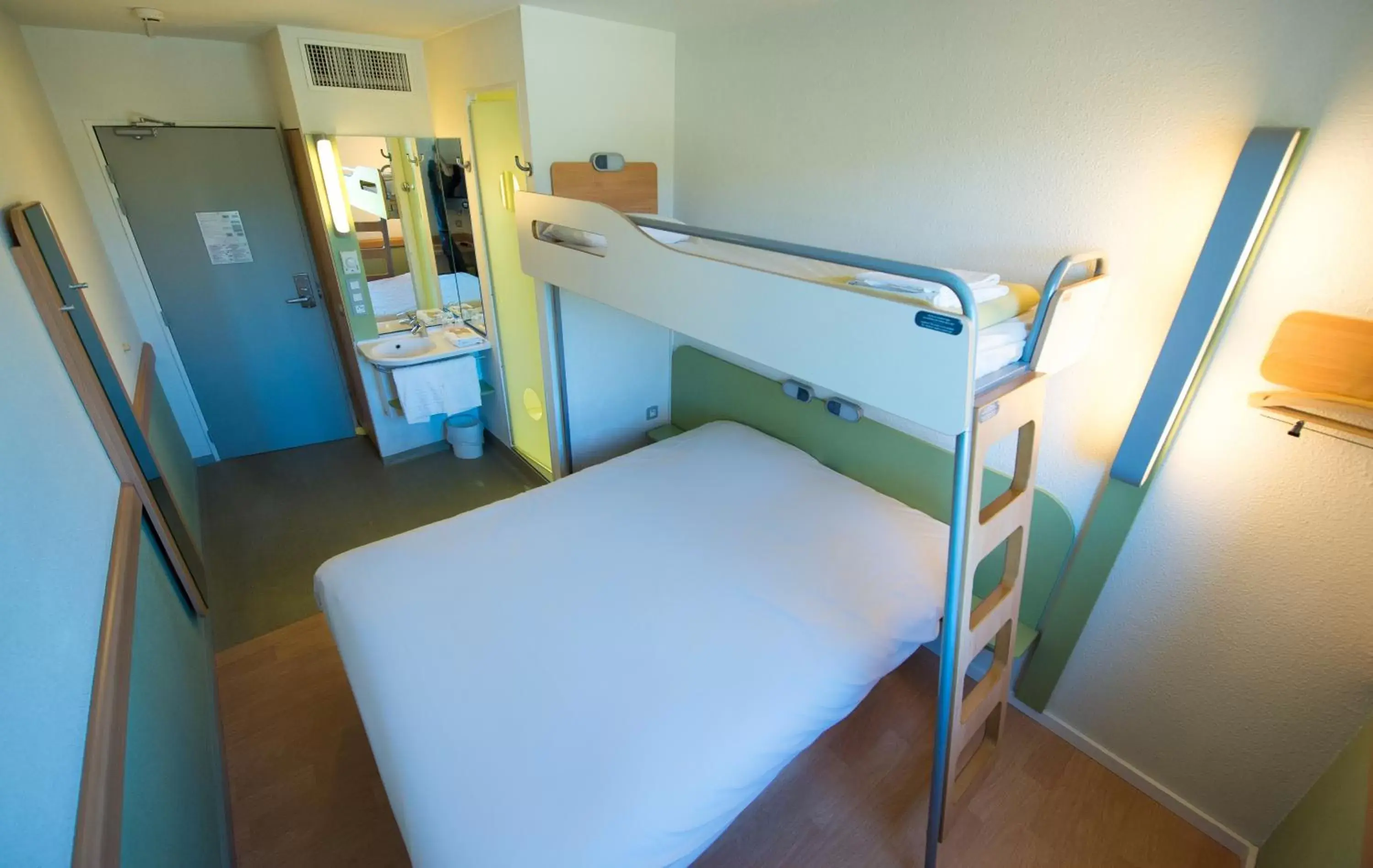 Photo of the whole room, Bunk Bed in ibis budget Dijon Saint Apollinaire