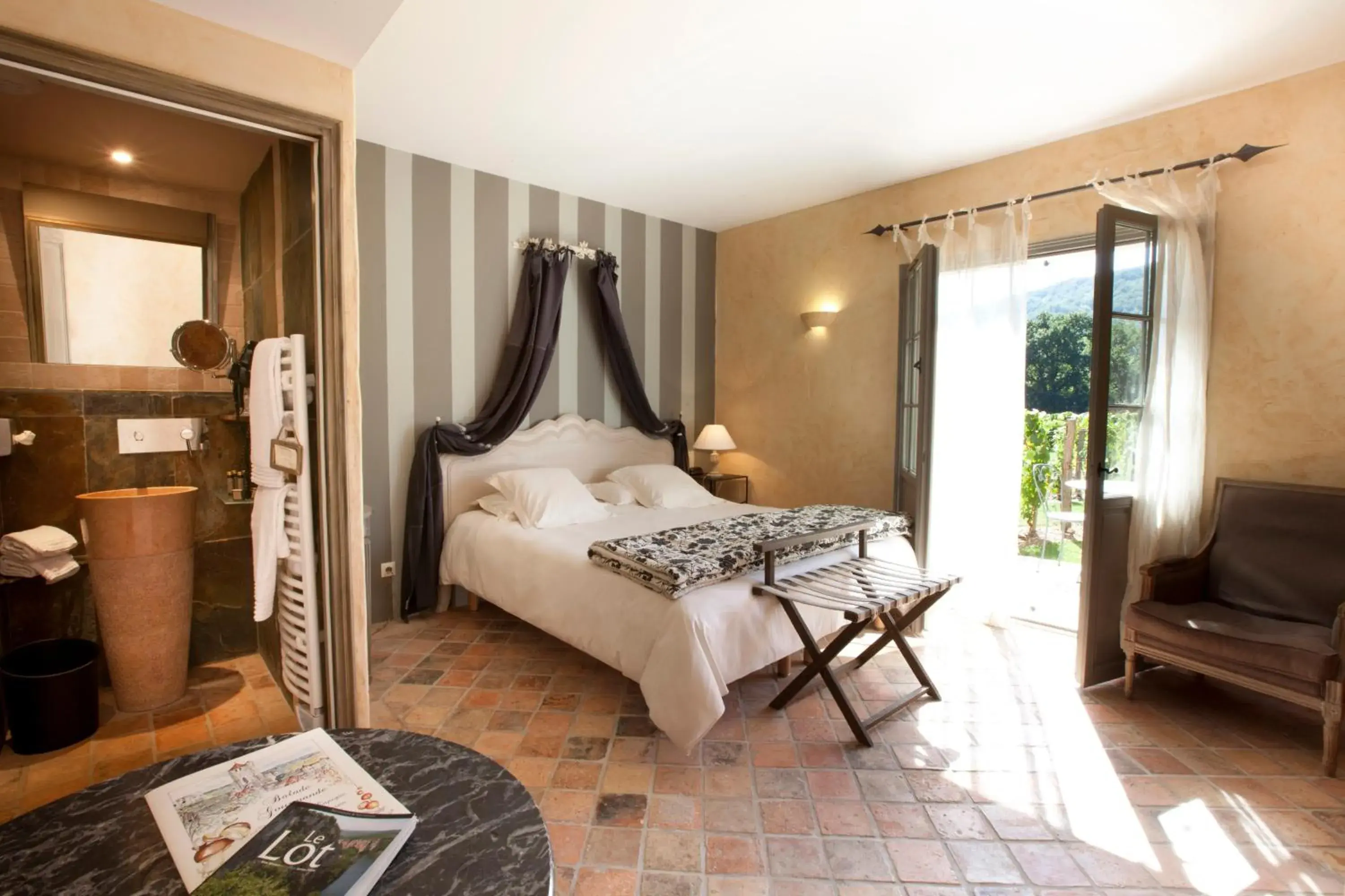 Photo of the whole room, Bed in Hôtel-Spa Le Saint Cirq