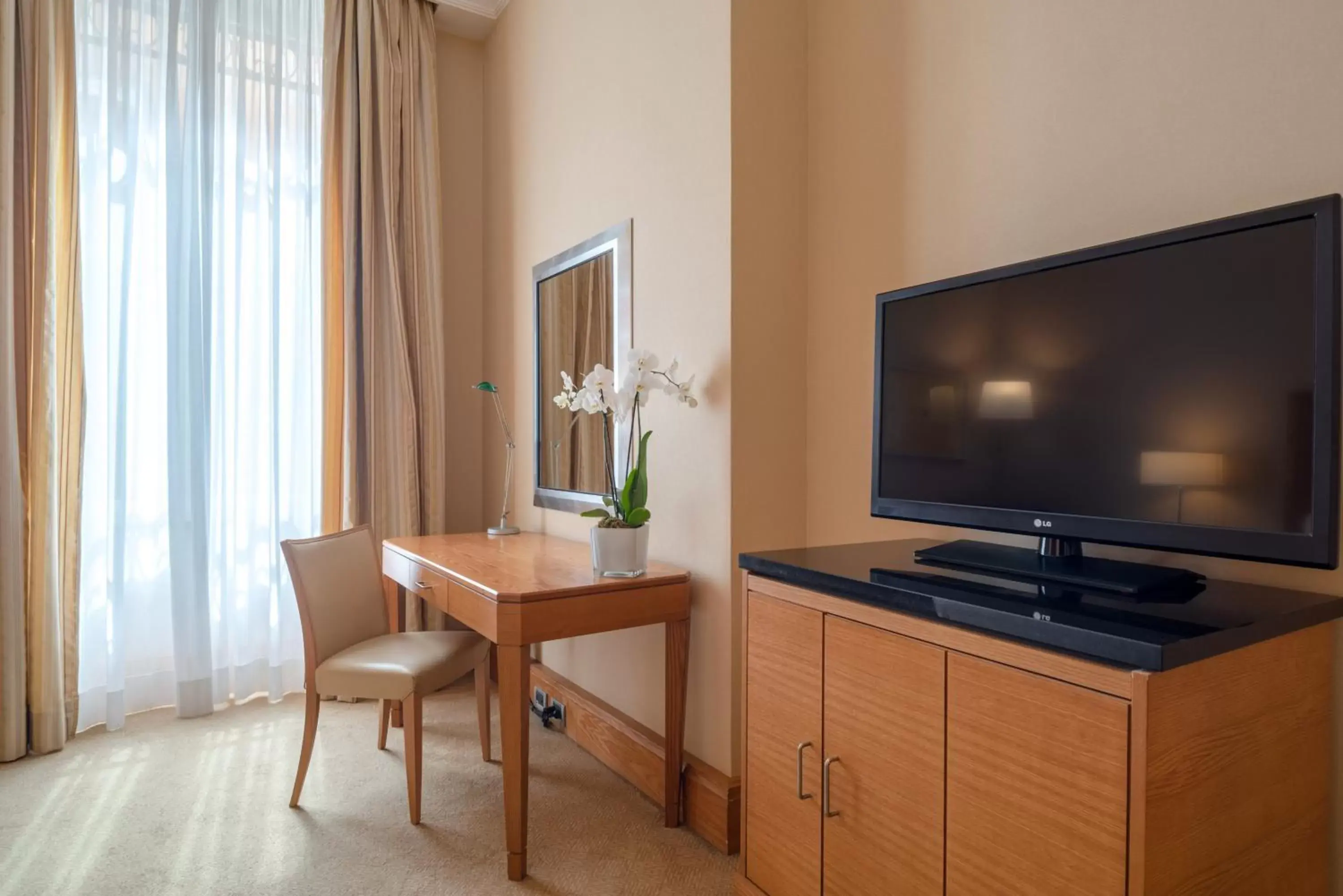 TV and multimedia, TV/Entertainment Center in Hotel Capo d´África – Colosseo