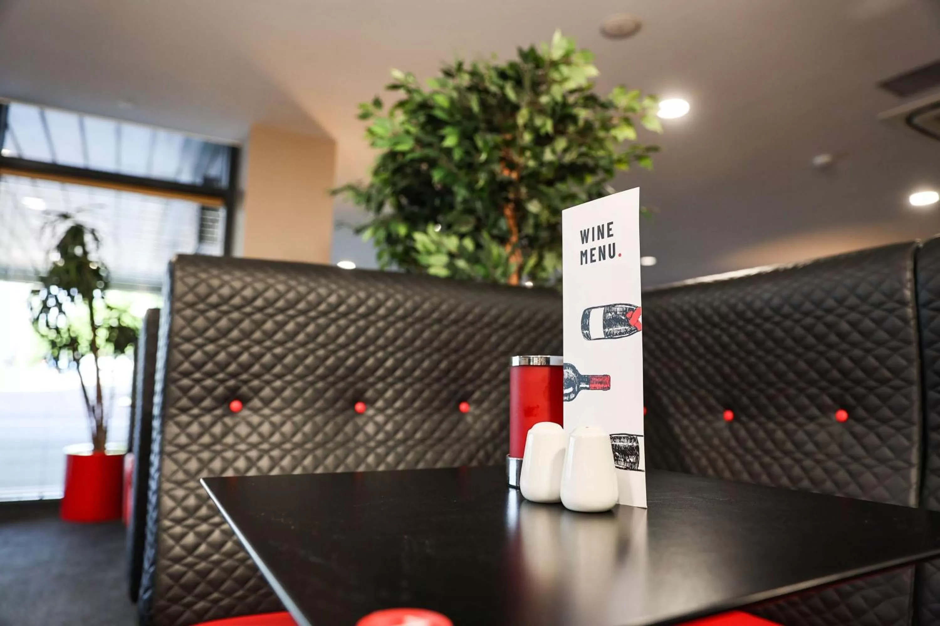 Lounge or bar in DoubleTree By Hilton Milton Keynes