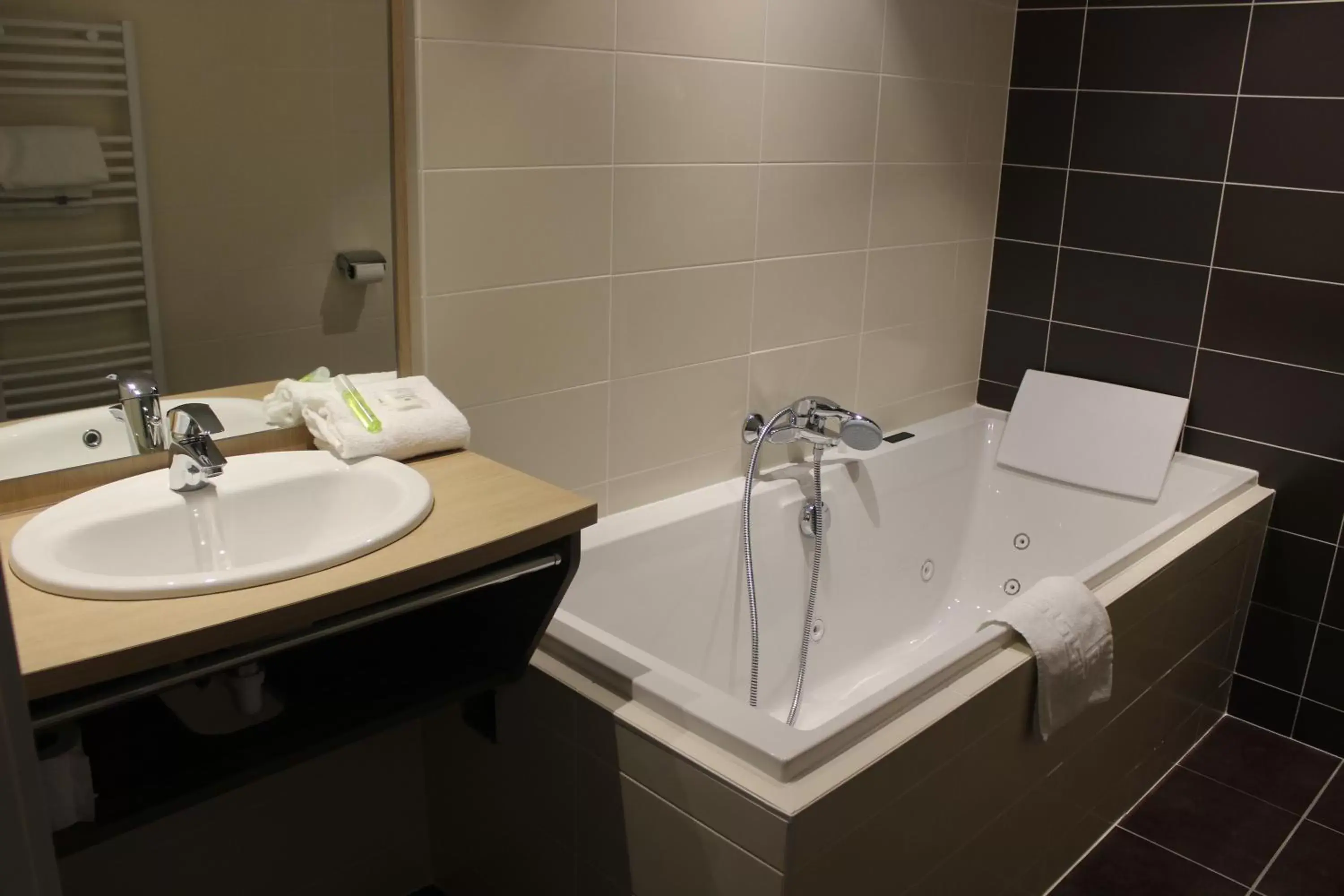 Bathroom in Brit Hotel Mâcon Centre Gare