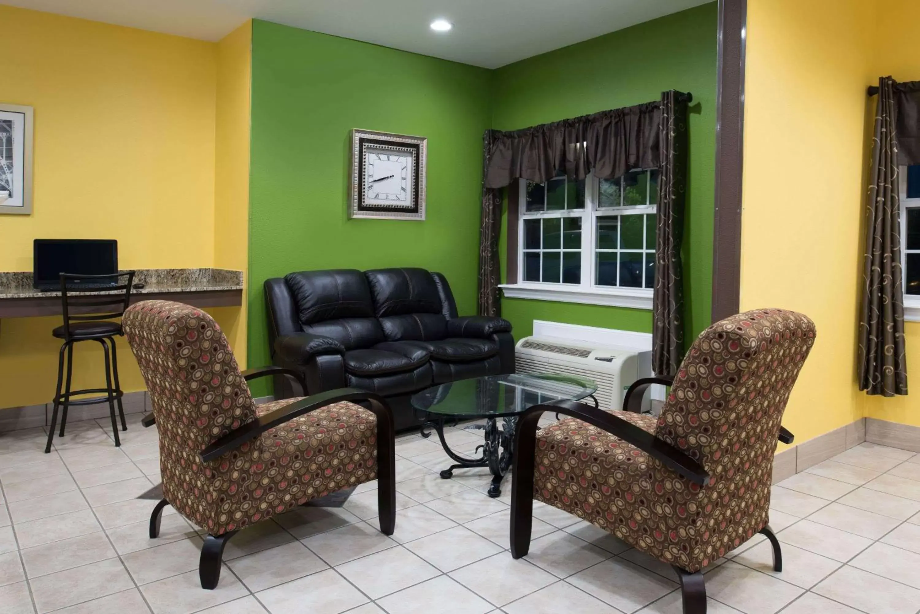 Lobby or reception, Seating Area in Microtel Inn by Wyndham Rogers