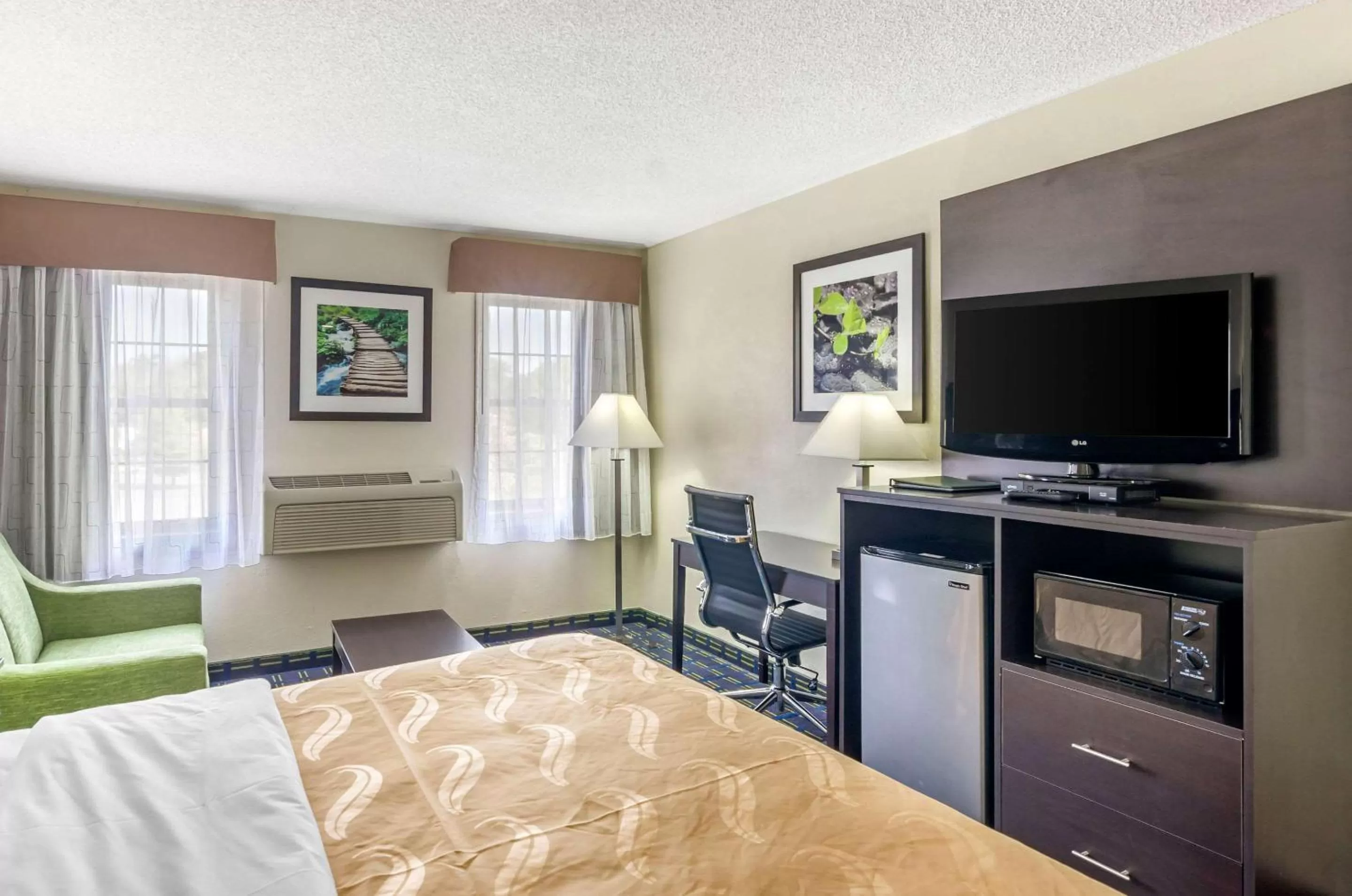 Photo of the whole room, Bed in Quality Inn Waynesboro - Skyline Drive