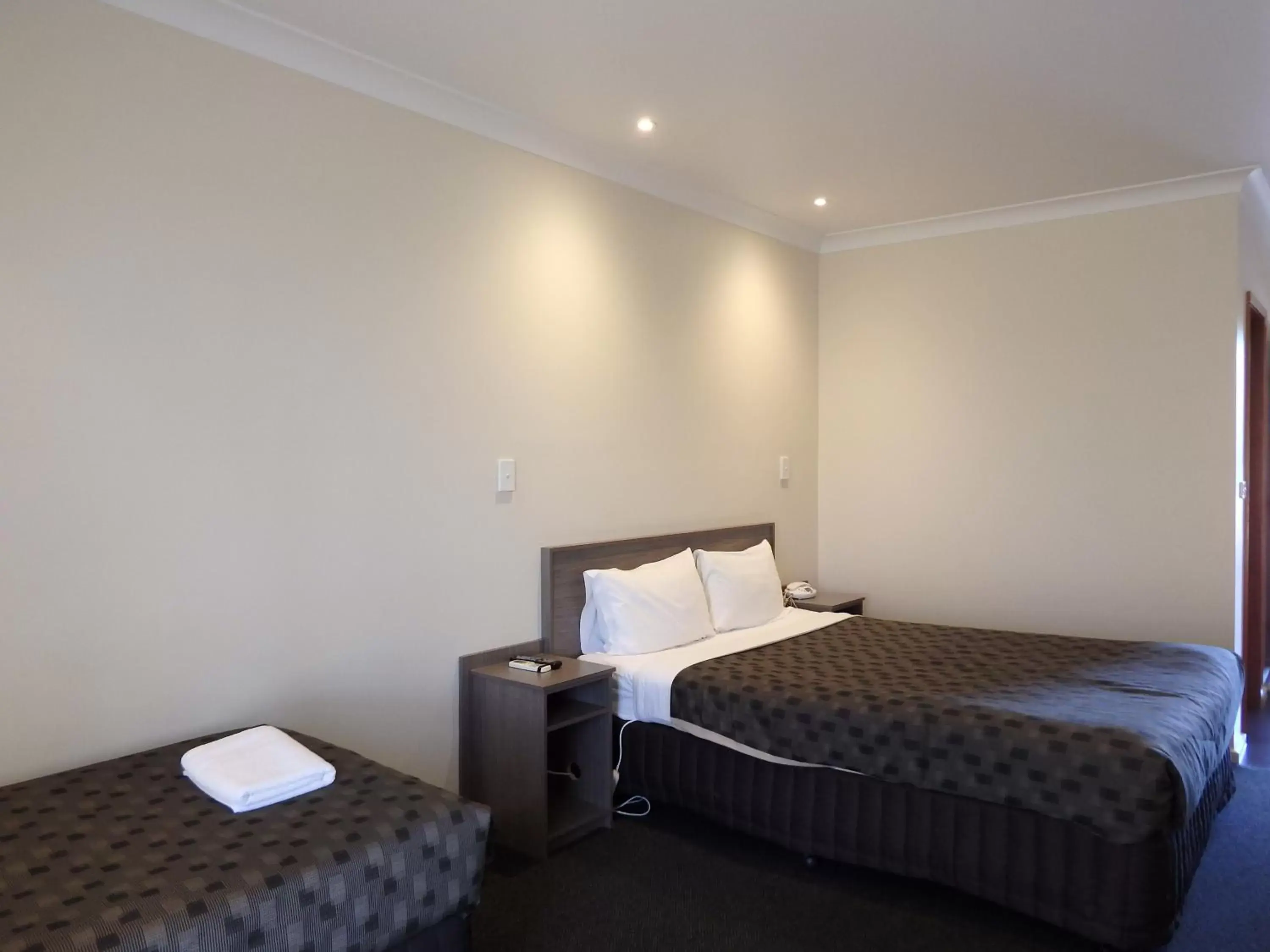 Photo of the whole room, Bed in Werribee Motel and Apartments